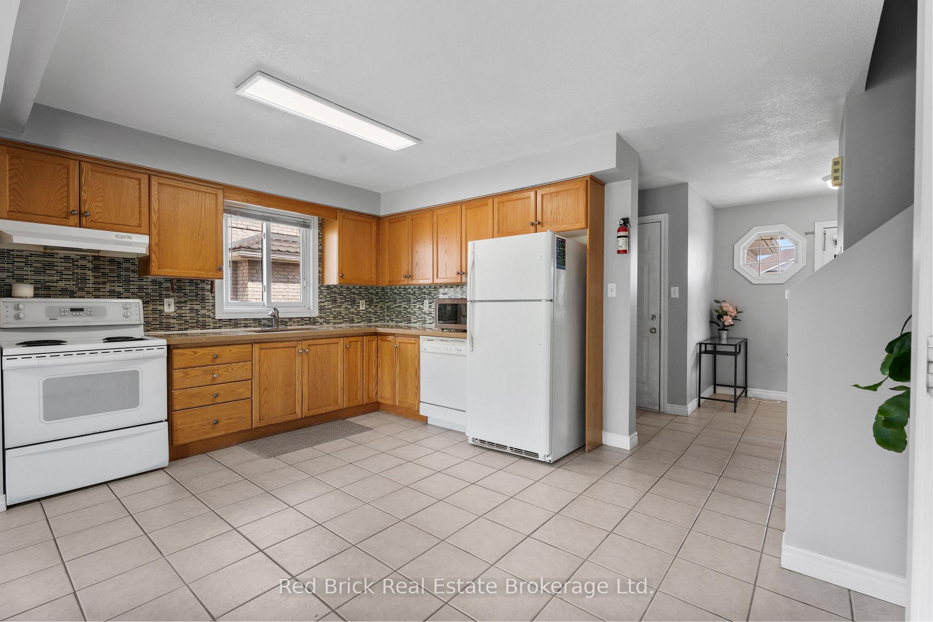 Photo 12 of 105 Flaherty Drive, Guelph, Willow West/Sugarbush/West Acres — HOMEH