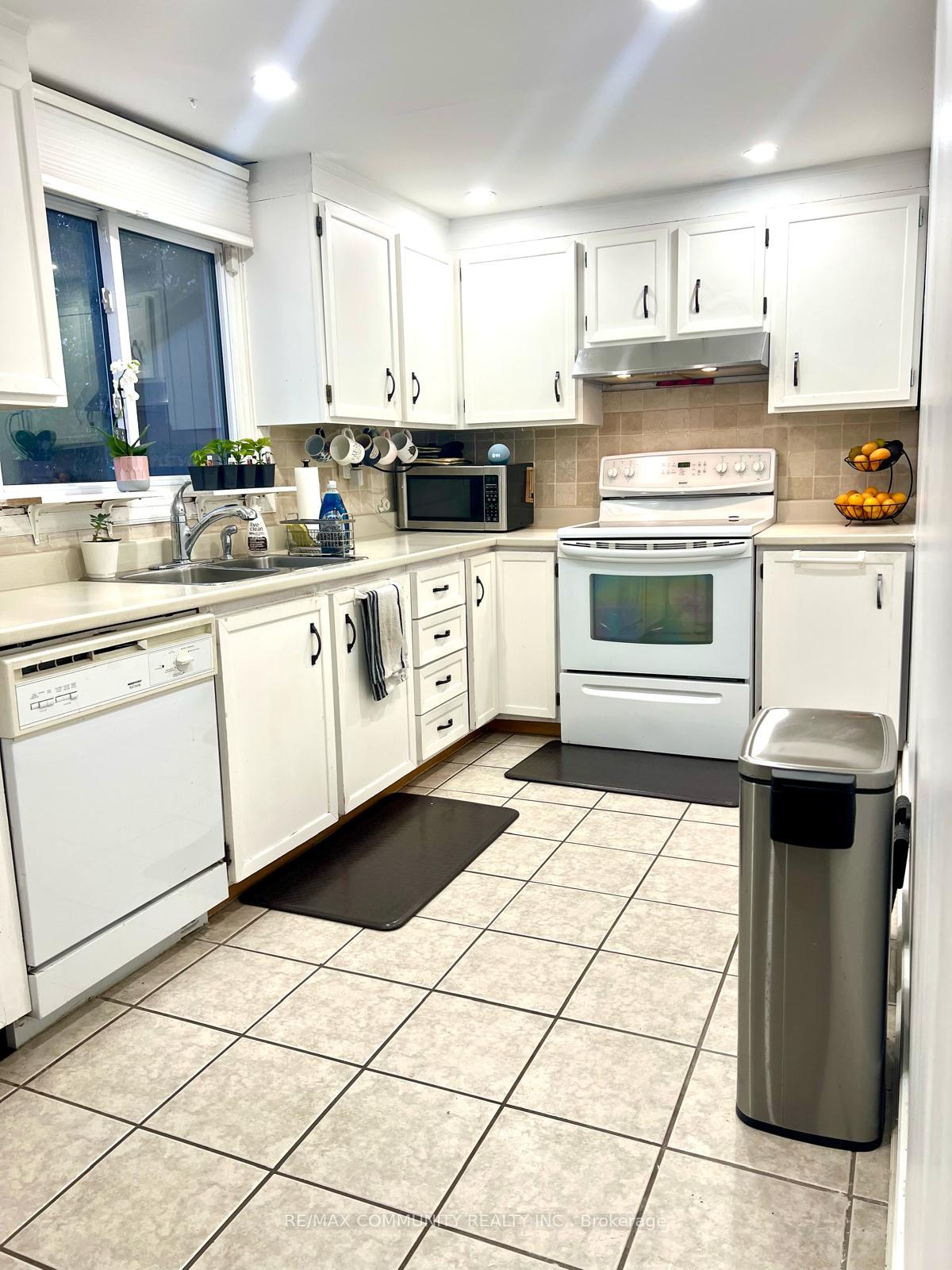 Photo 3 of 74 Chapman Drive, Ajax, Central — HOMEH