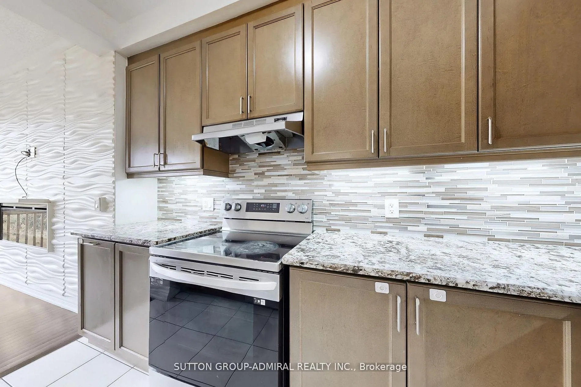 Photo 7 of 74 Davenfield Circle, Brampton, Bram East — HOMEH