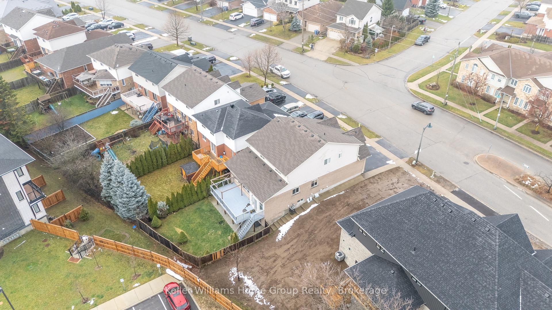 Photo 18 of 4 Clairfields Drive W, Guelph, Clairfields/Hanlon Business Park — HOMEH