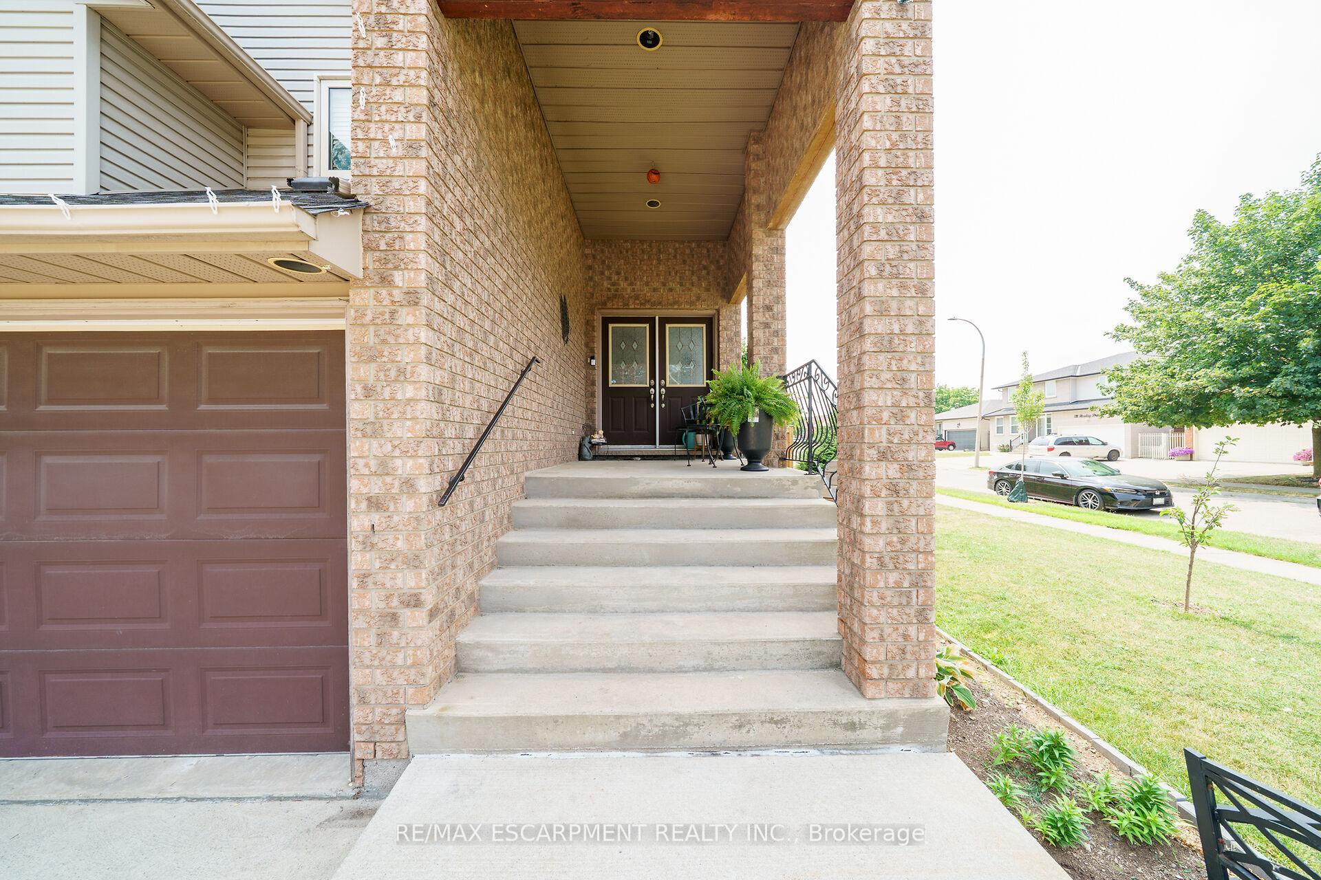 Photo 3 of 2 Tyler Drive, Hamilton, Stoney Creek — HOMEH