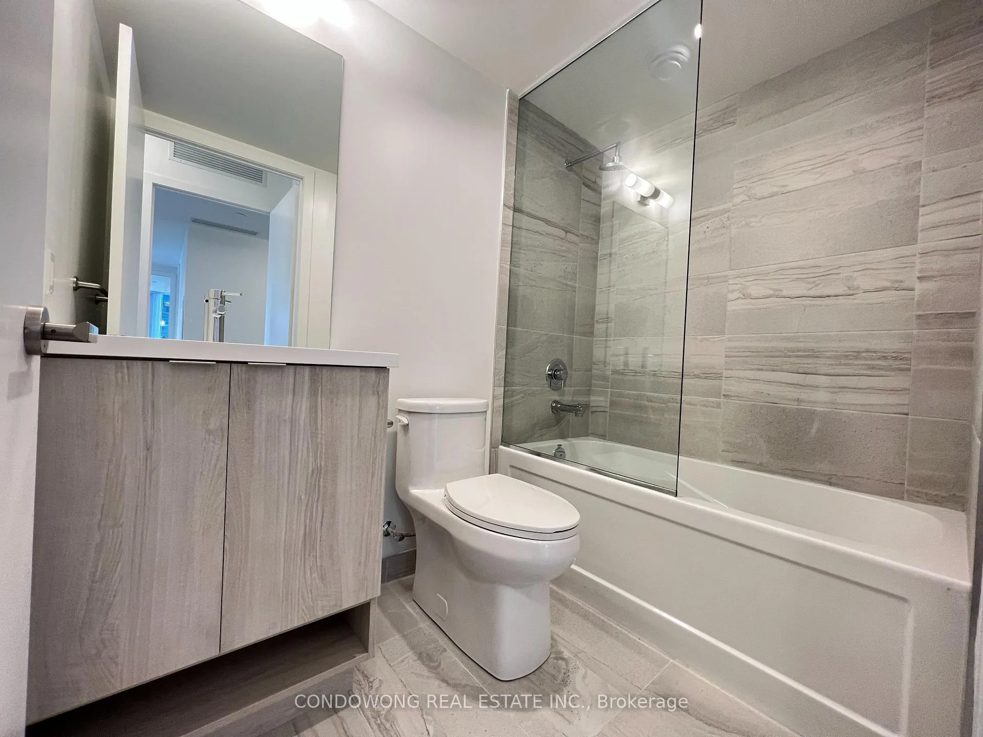 Photo 6 of Unit 2111, 138 Downes Street, Seguin, Waterfront Communities — HOMEH