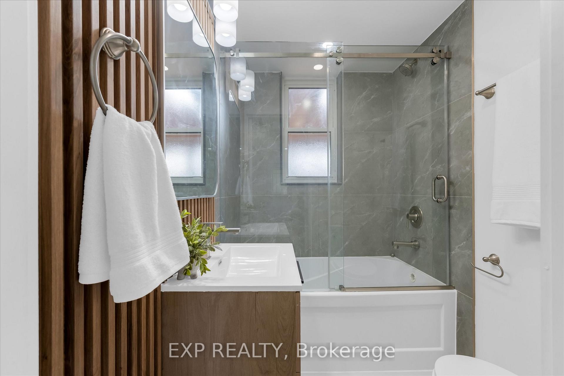 Photo 10 of 24 Eaton Place, Hamilton, McQuesten — HOMEH