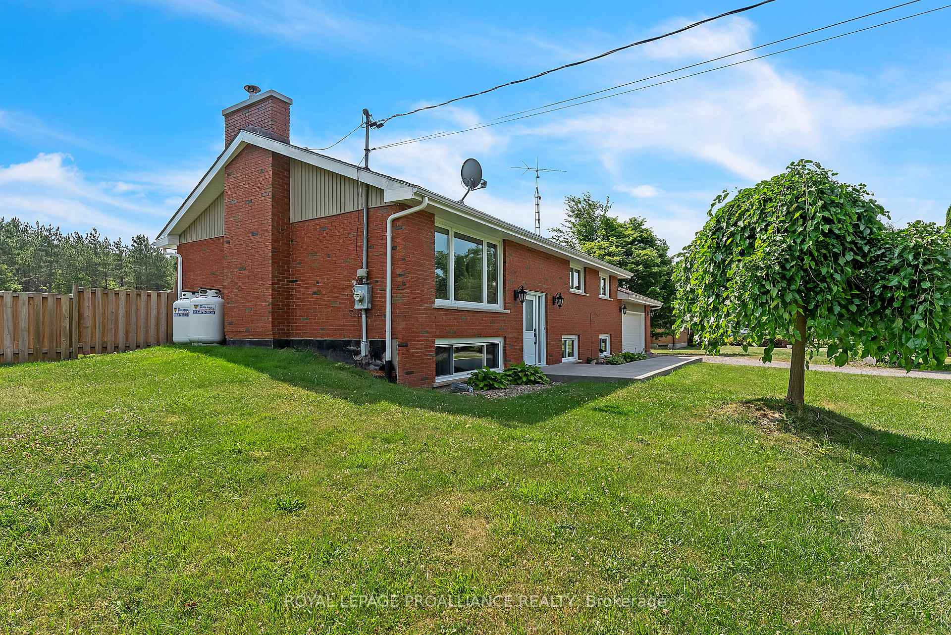 Photo 3 of 42 Roslin Road, Belleville, Thurlow Ward — HOMEH