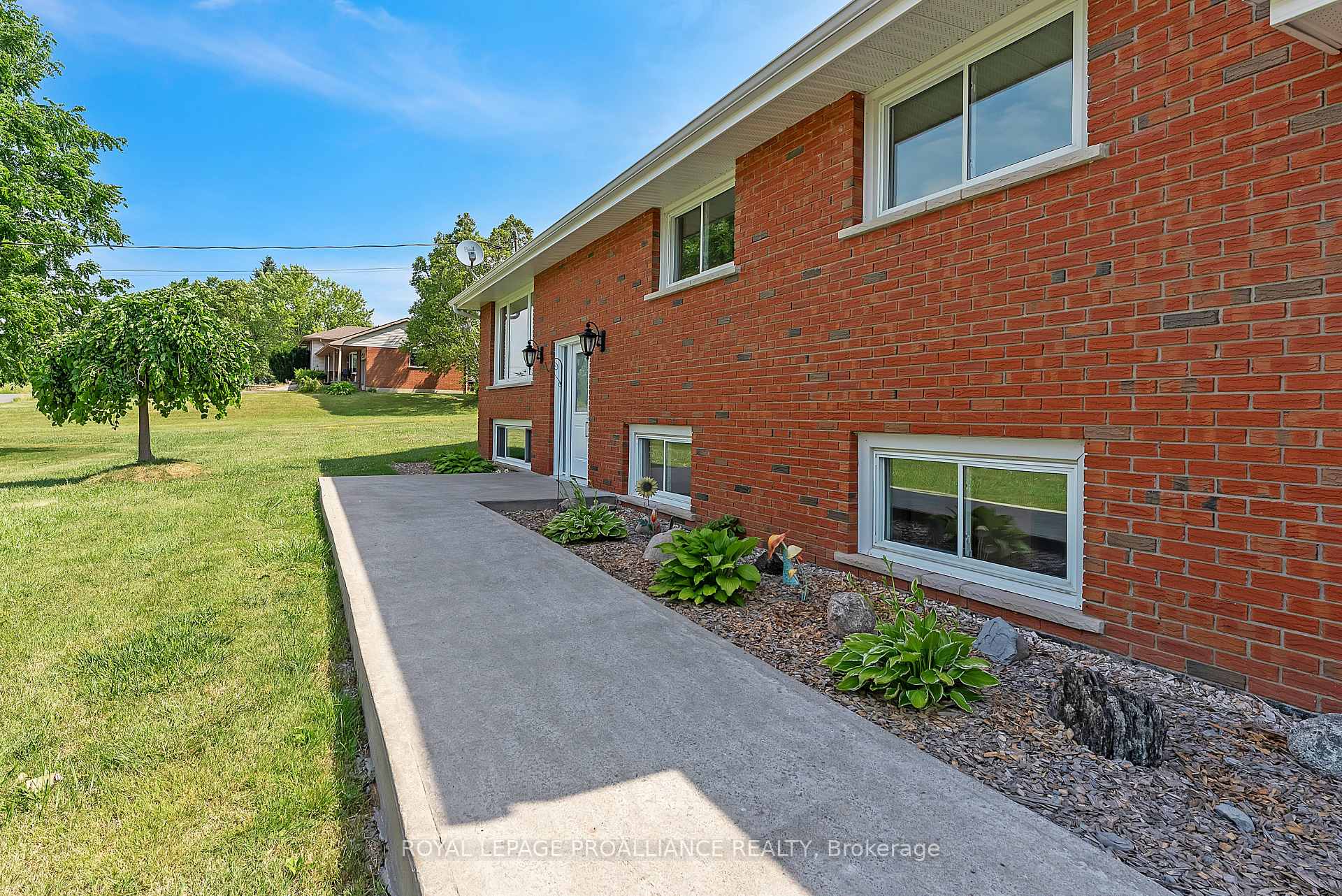 Photo 8 of 42 Roslin Road, Belleville, Thurlow Ward — HOMEH