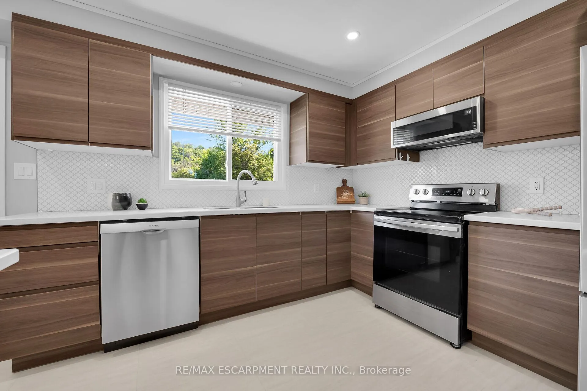 Photo 10 of 944 & 994 #8 Highway, Hamilton, Fruitland — HOMEH