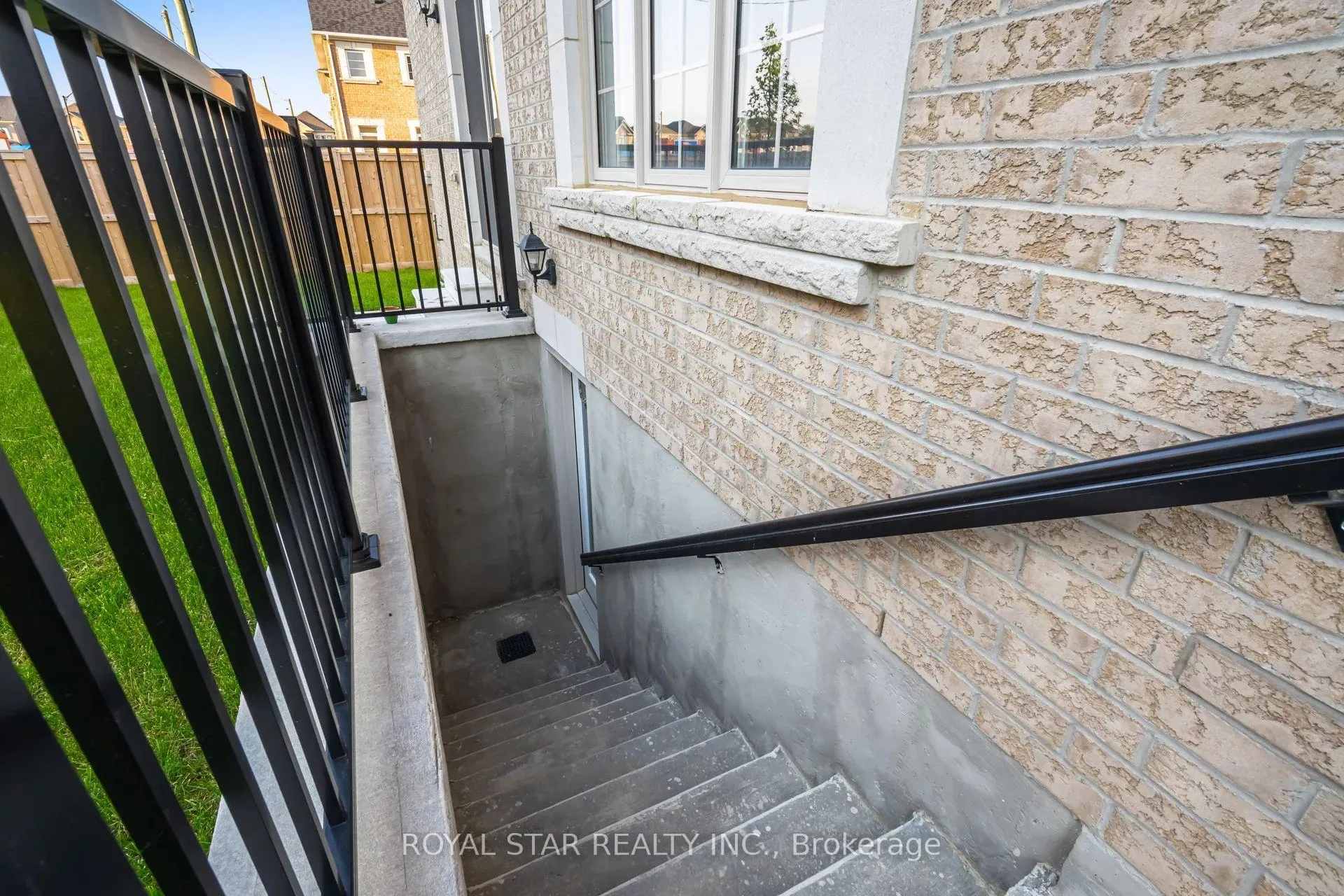 Photo 37 of Unit Upper, 1 Bushwood Trail, Brampton, Northwest Brampton — HOMEH