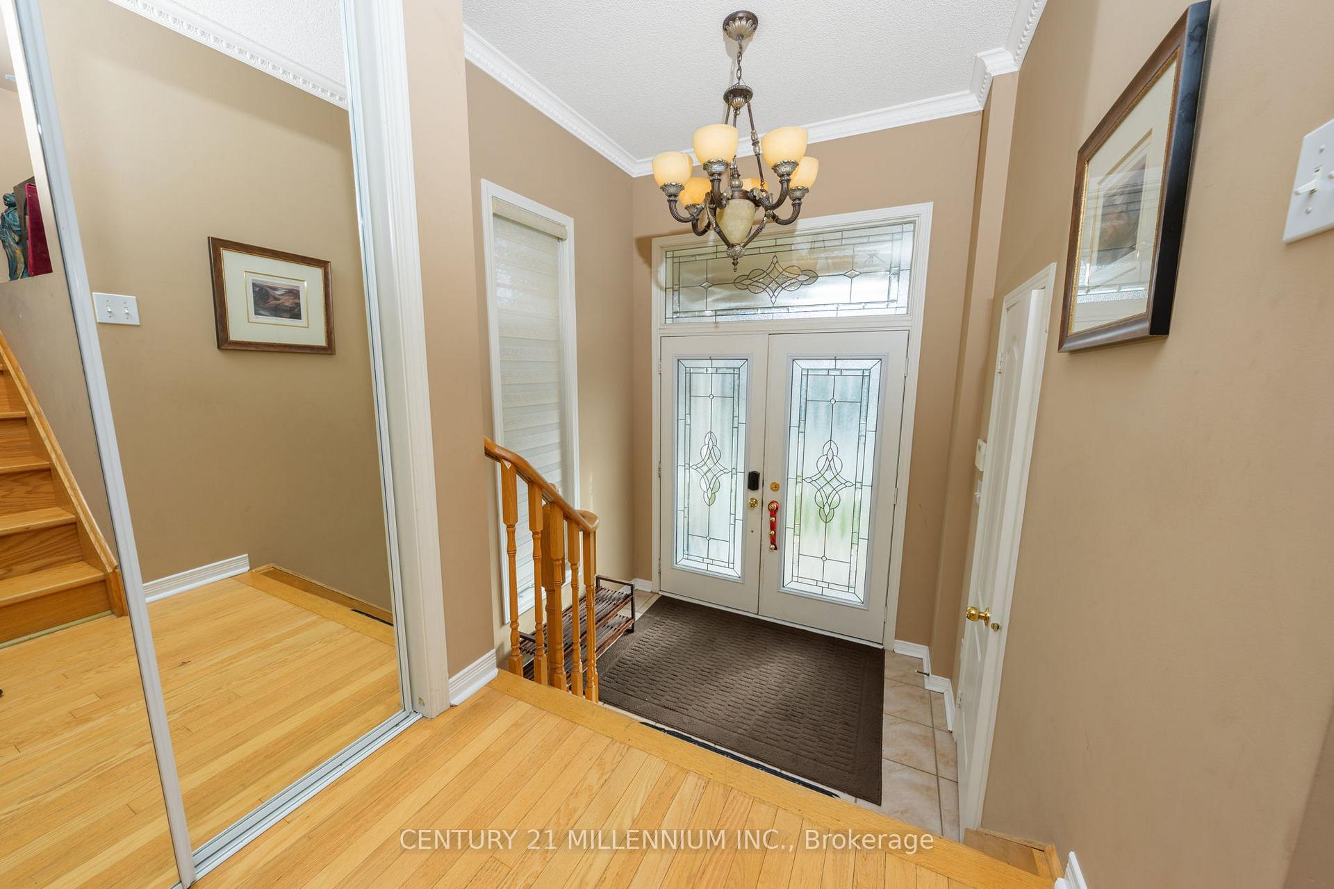 Photo 5 of 23 Upper Highlands Drive, Brampton, Heart Lake East — HOMEH