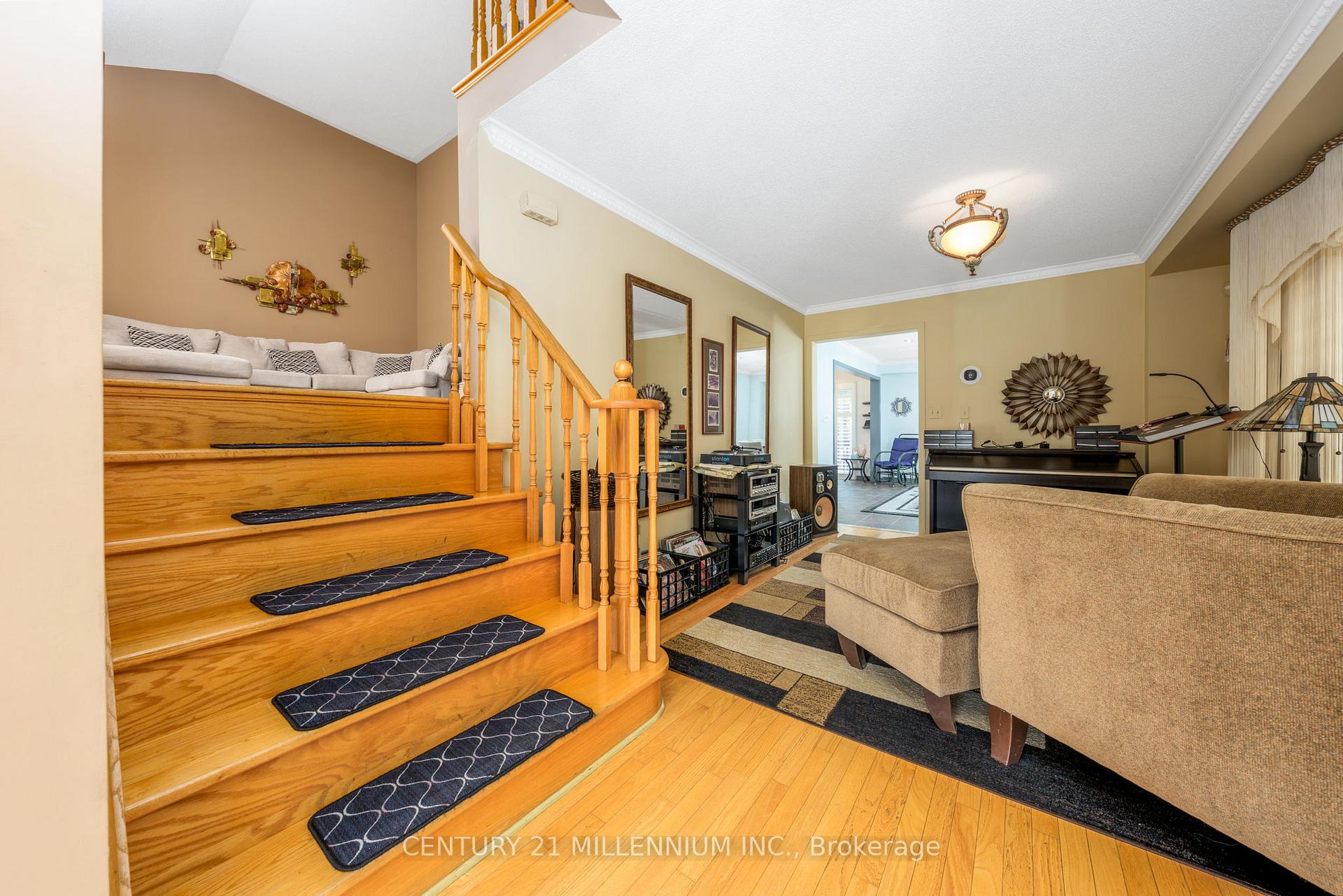 Photo 10 of 23 Upper Highlands Drive, Brampton, Heart Lake East — HOMEH
