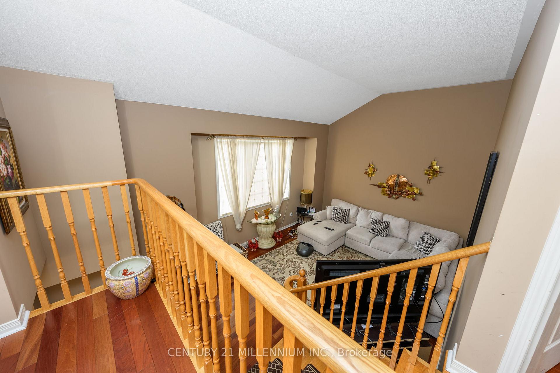 Photo 18 of 23 Upper Highlands Drive, Brampton, Heart Lake East — HOMEH
