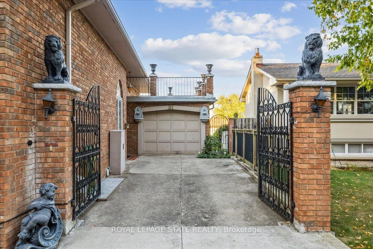 Photo 2 of 31 Palm Court, Hamilton, Stoney Creek — HOMEH