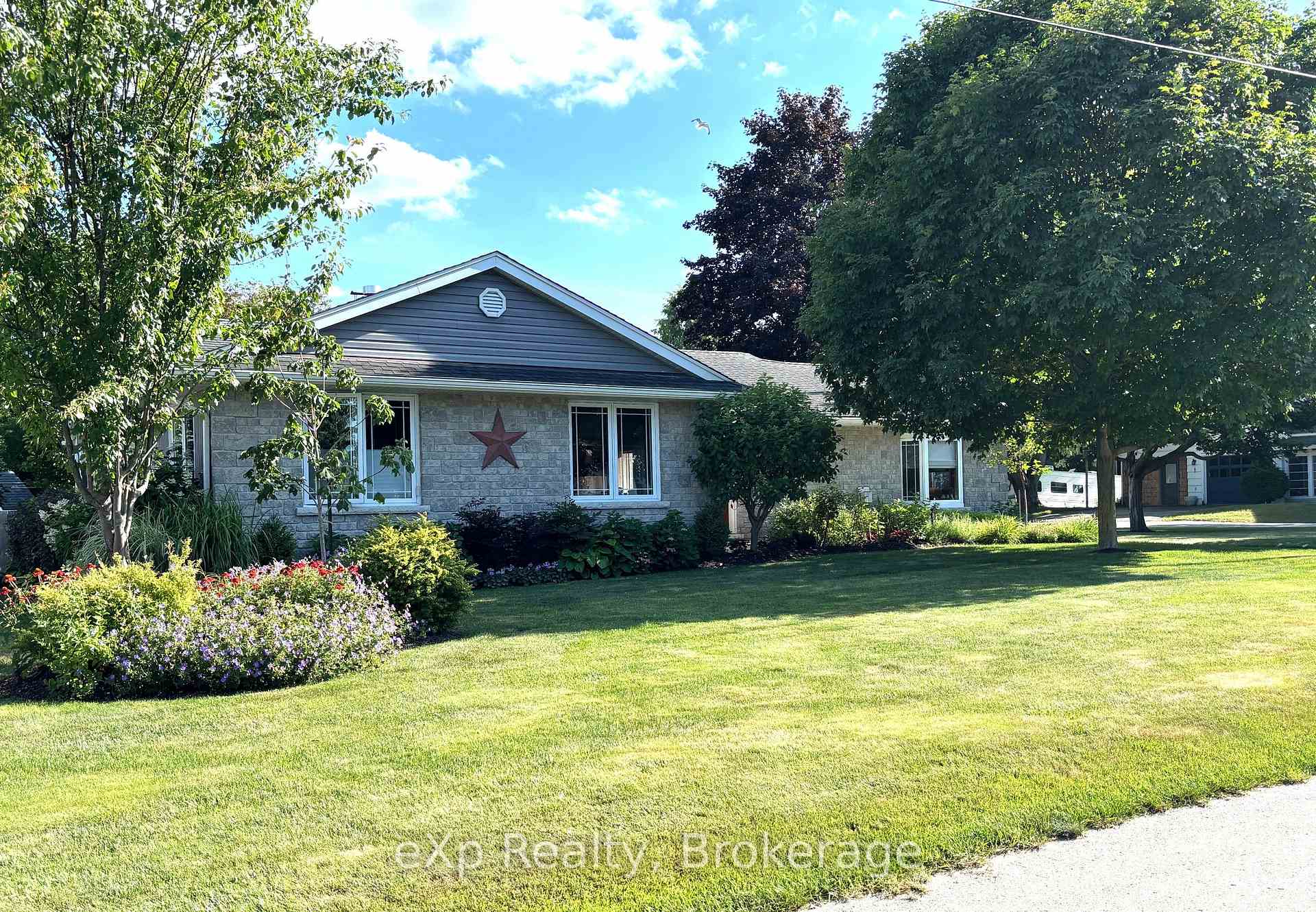 Photo 1 of 9 Johnstone Boulevard, Brockton — HOMEH
