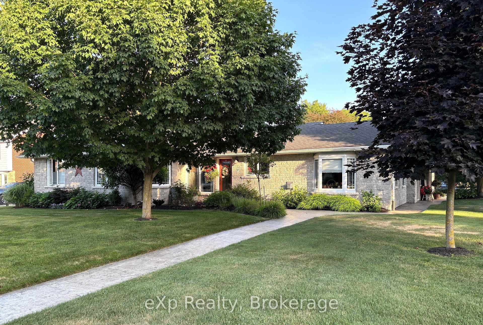 Photo 2 of 9 Johnstone Boulevard, Brockton — HOMEH