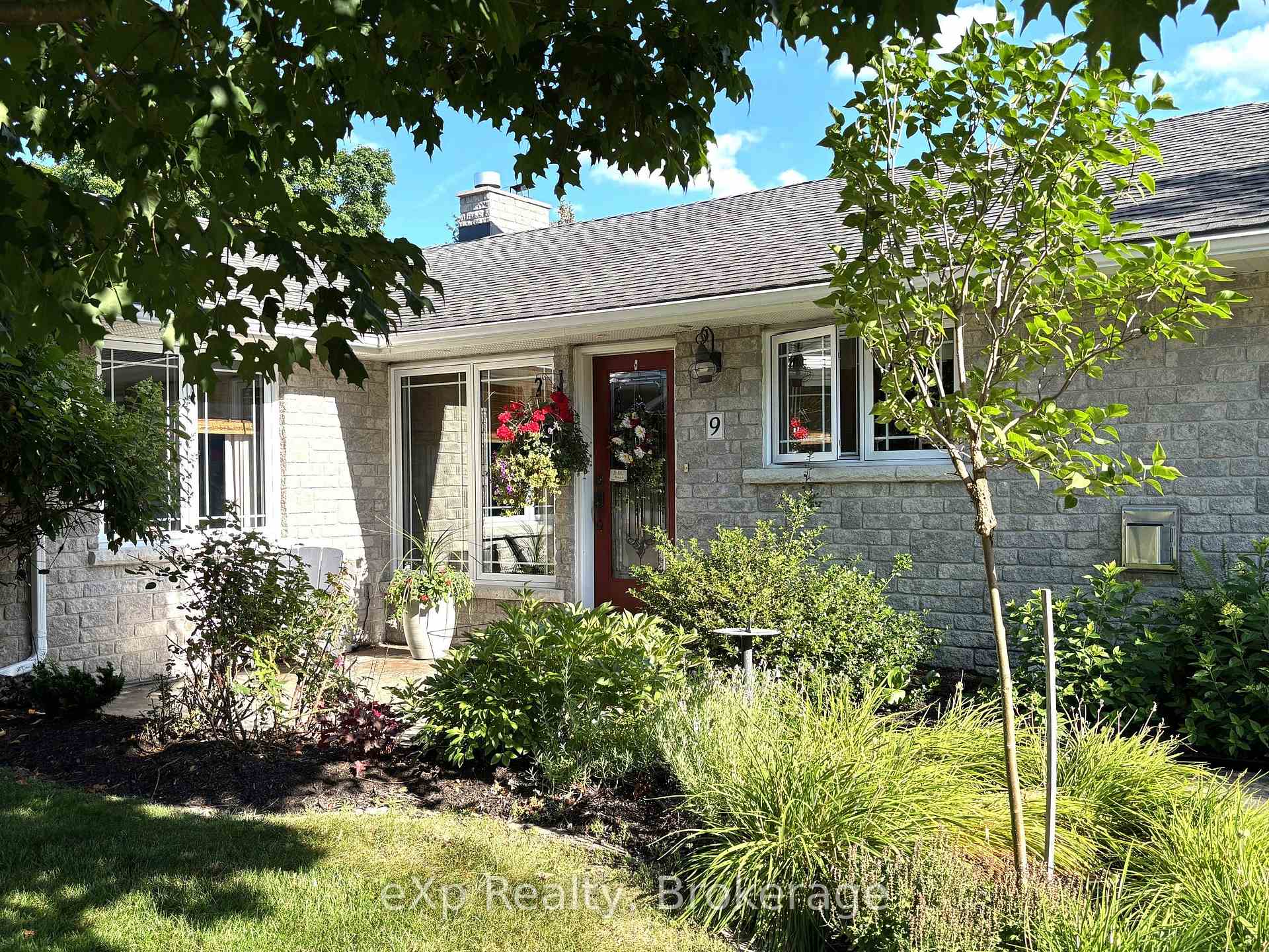 Photo 3 of 9 Johnstone Boulevard, Brockton — HOMEH