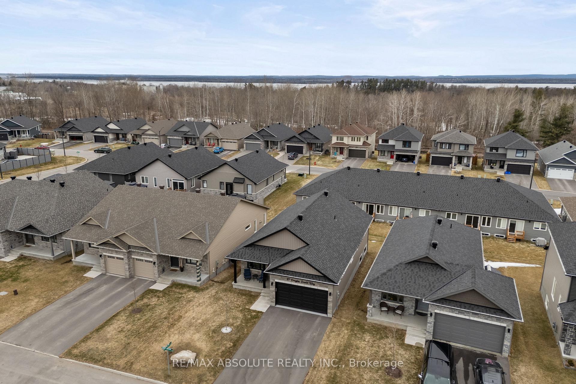 Photo 3 of 27 Douglas Brown Way, Arnprior — HOMEH