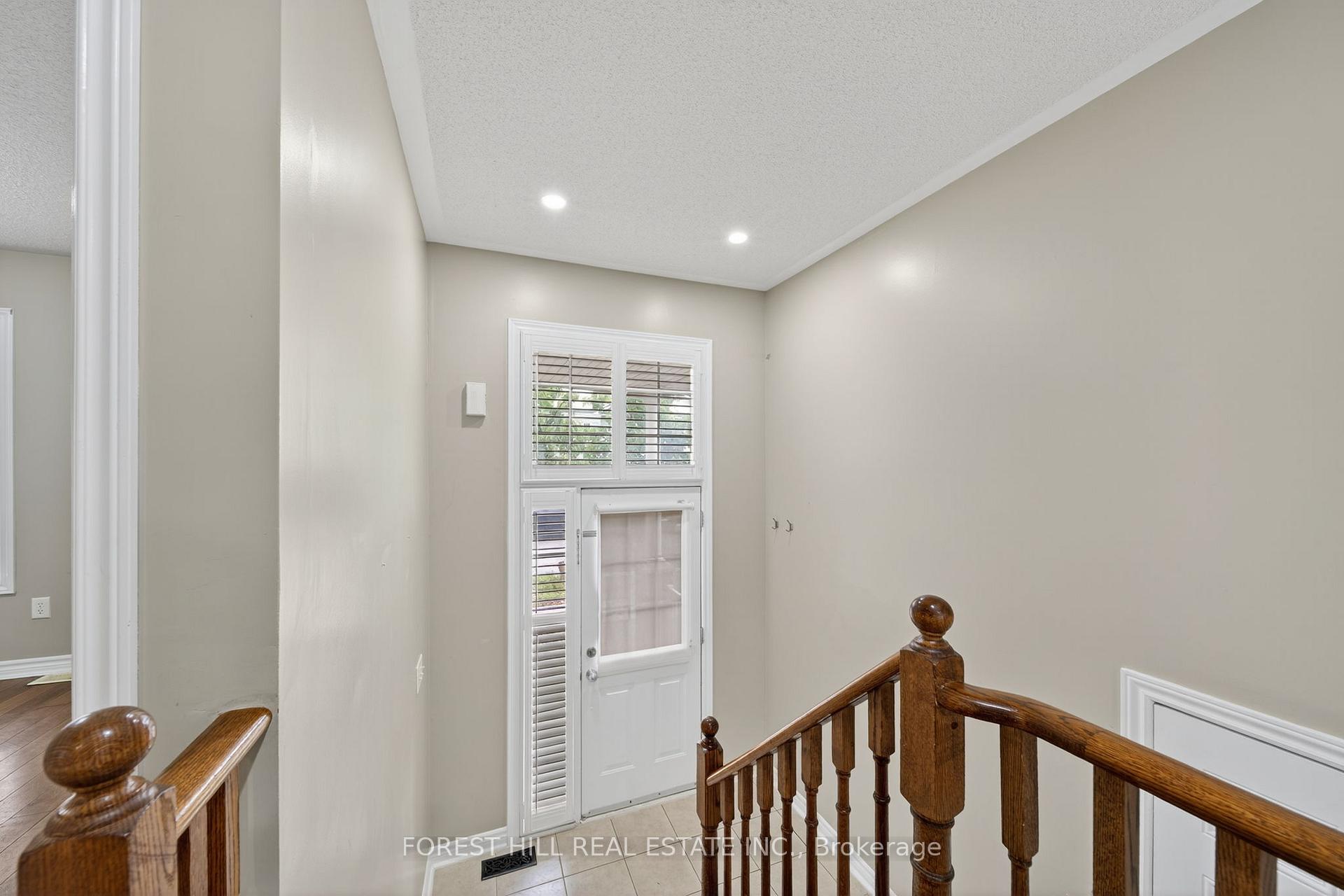 Photo 2 of 70 Diana Way, Barrie, Innis-Shore — HOMEH