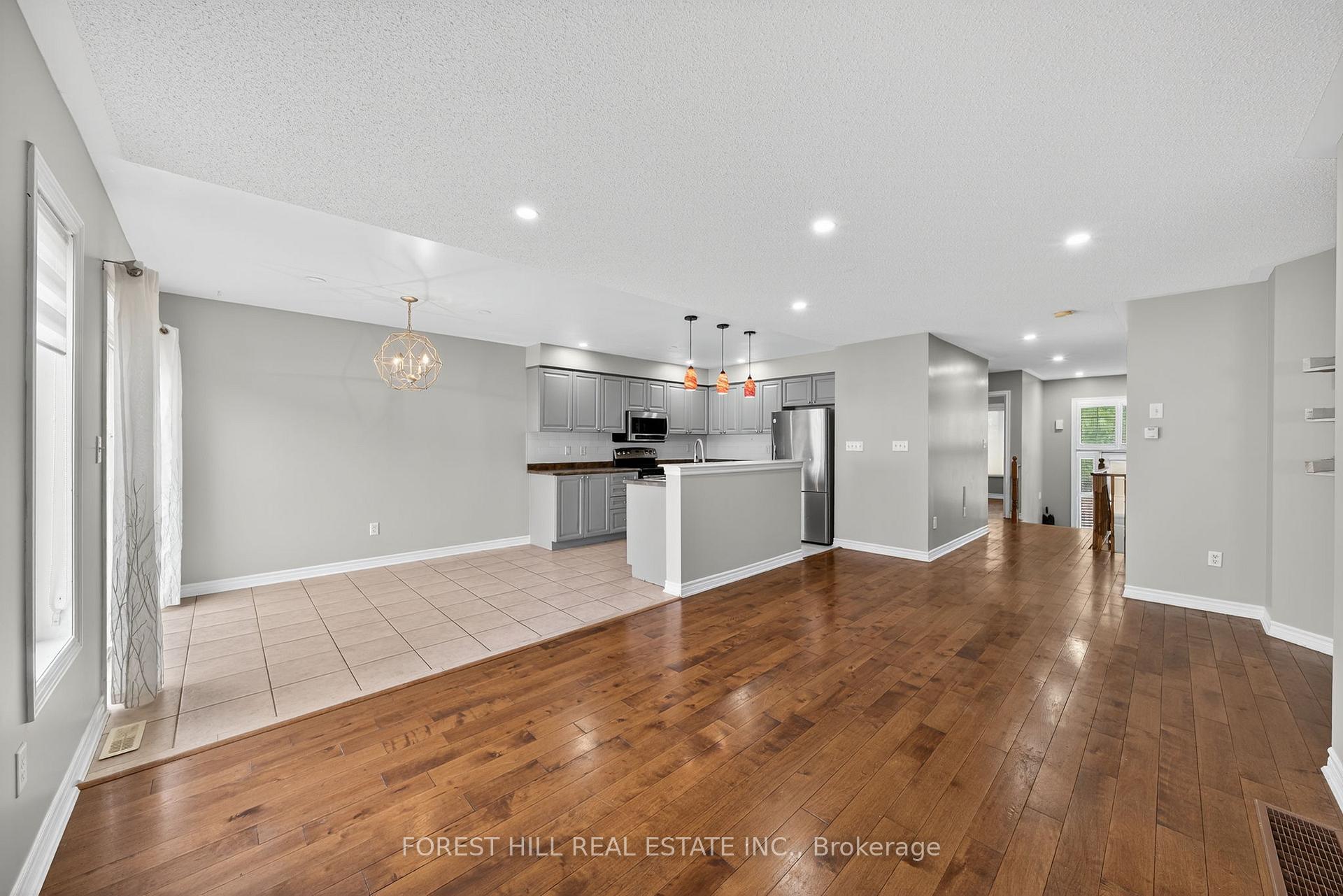 Photo 3 of 70 Diana Way, Barrie, Innis-Shore — HOMEH