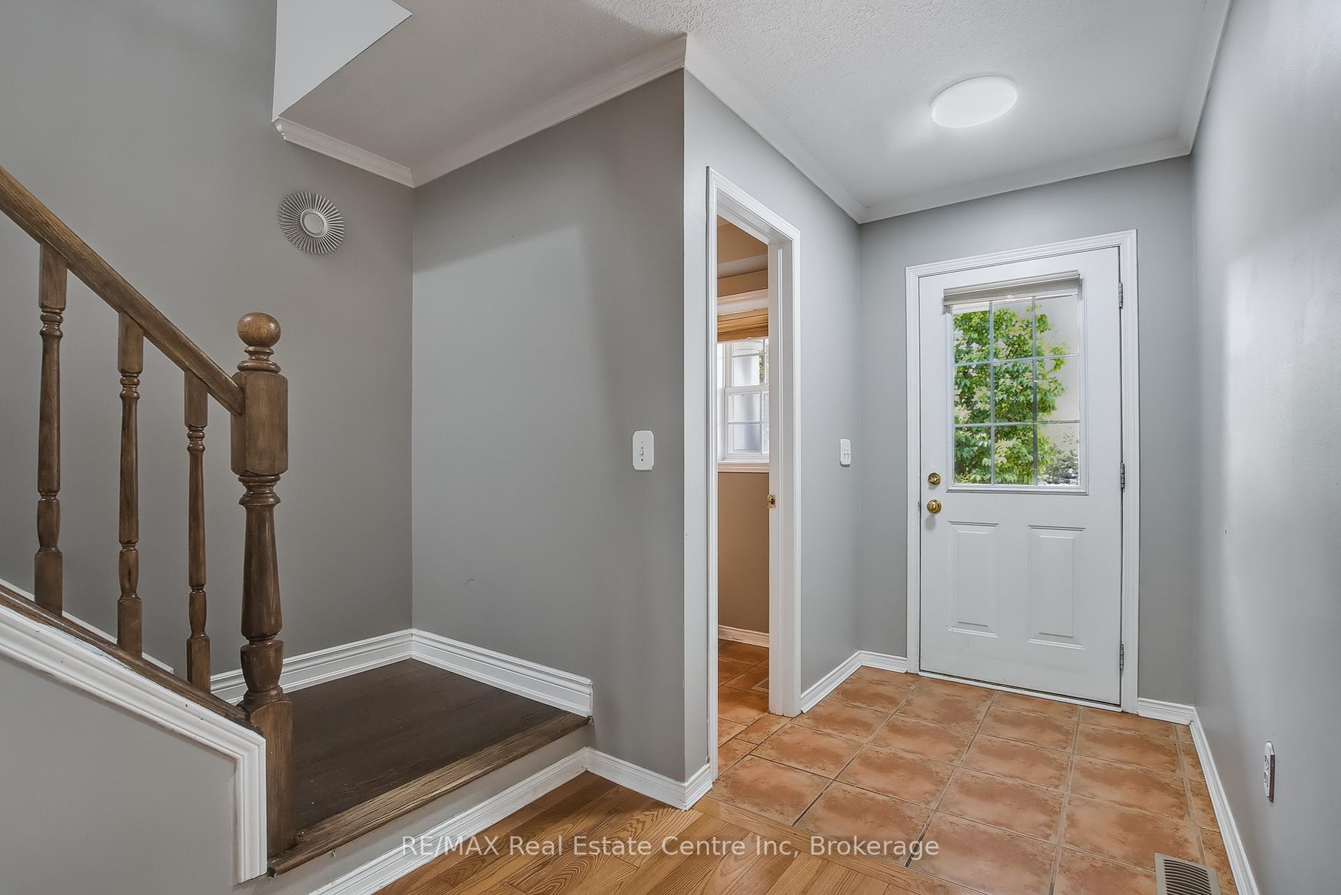 Photo 4 of 46 Sinclair Street S, Guelph, Pineridge/Westminster Woods — HOMEH
