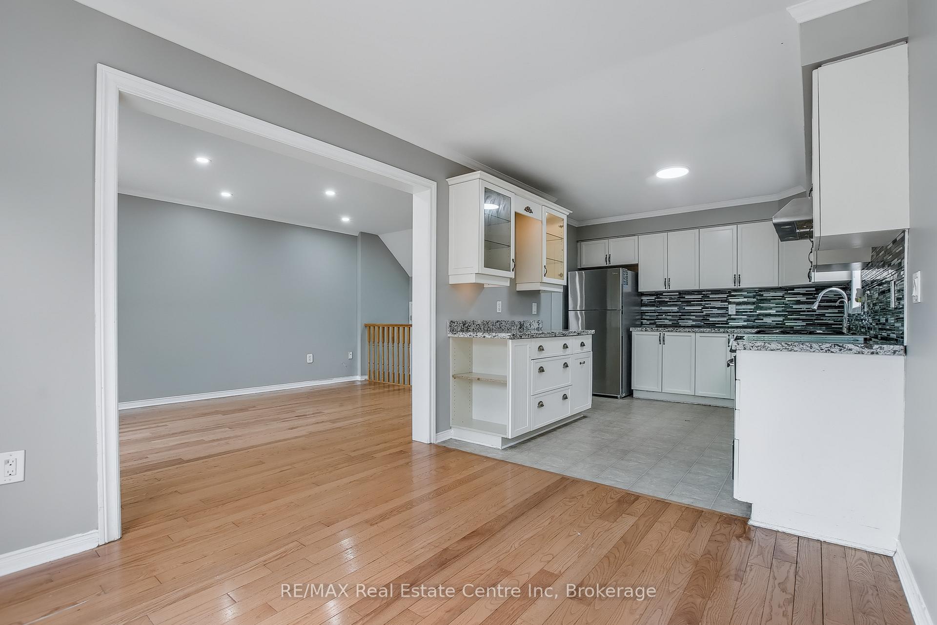 Photo 12 of 46 Sinclair Street S, Guelph, Pineridge/Westminster Woods — HOMEH