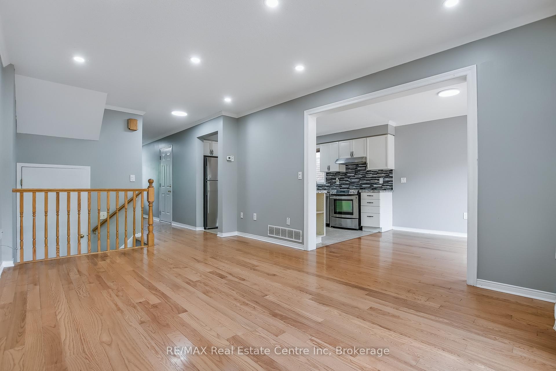 Photo 14 of 46 Sinclair Street S, Guelph, Pineridge/Westminster Woods — HOMEH