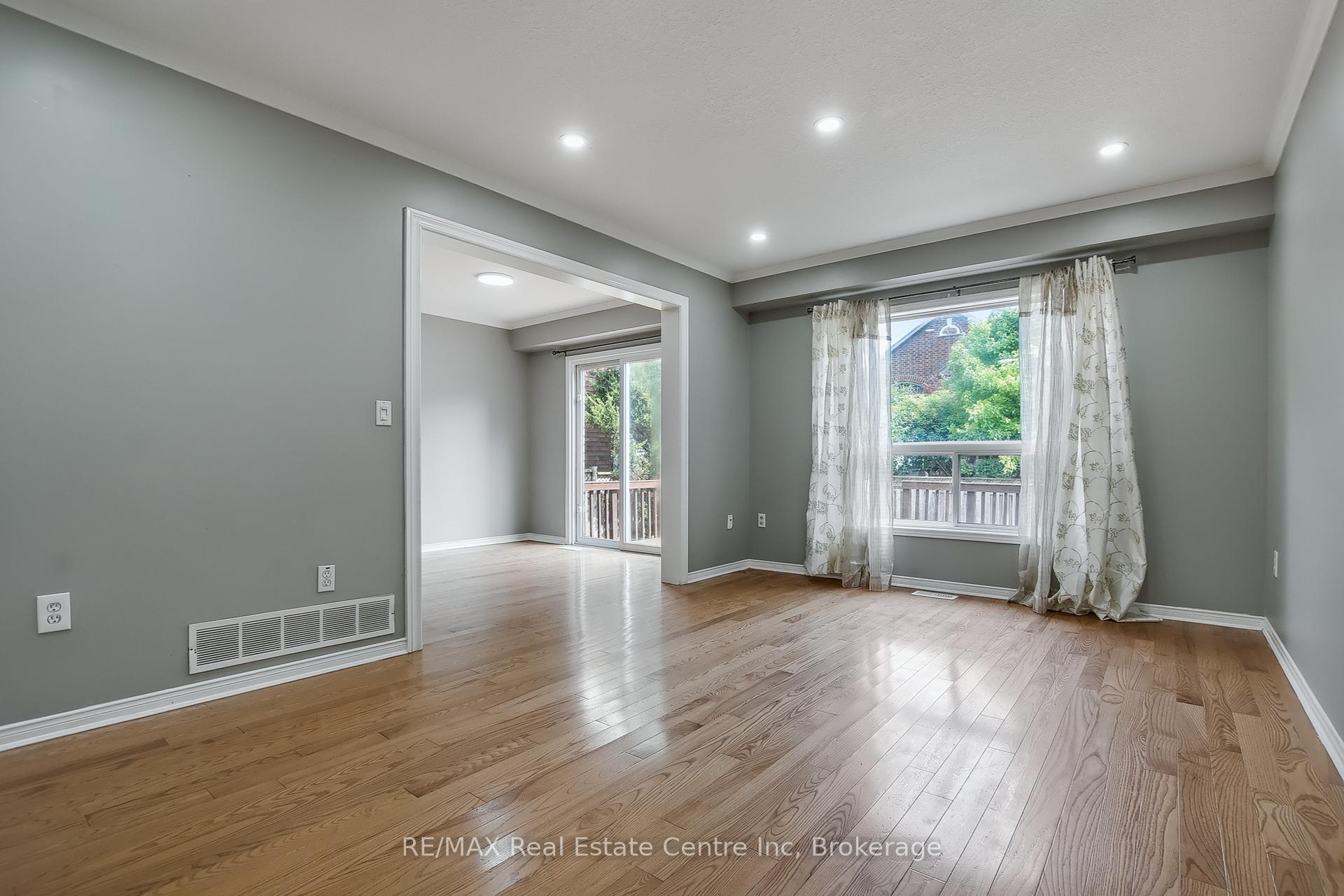 Photo 15 of 46 Sinclair Street S, Guelph, Pineridge/Westminster Woods — HOMEH