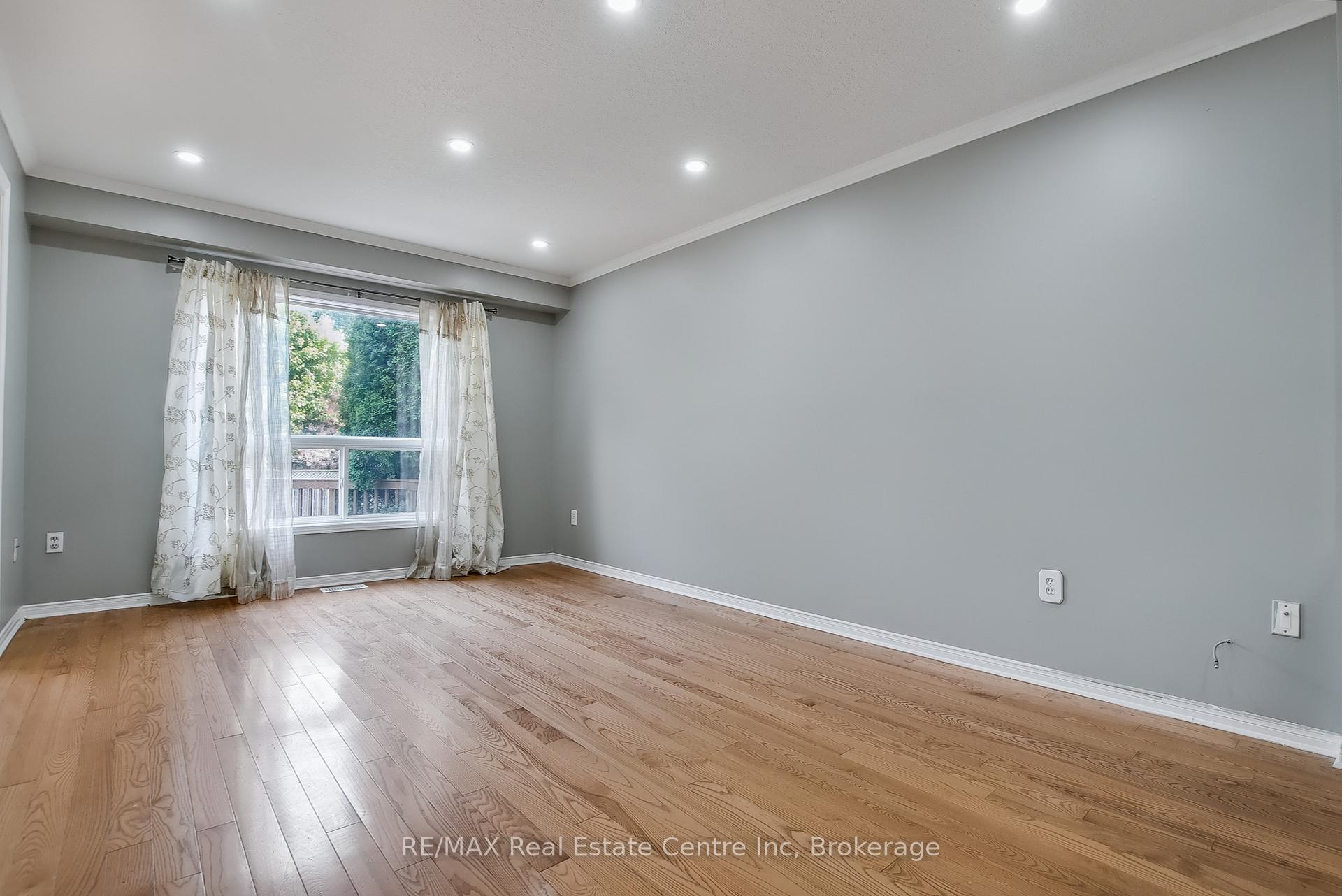 Photo 16 of 46 Sinclair Street S, Guelph, Pineridge/Westminster Woods — HOMEH