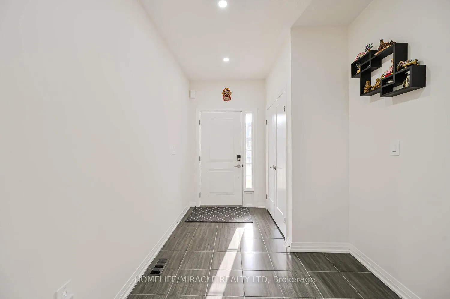 Photo 3 of 160 Cittadella Boulevard, Hamilton, Rural Glanbrook — HOMEH