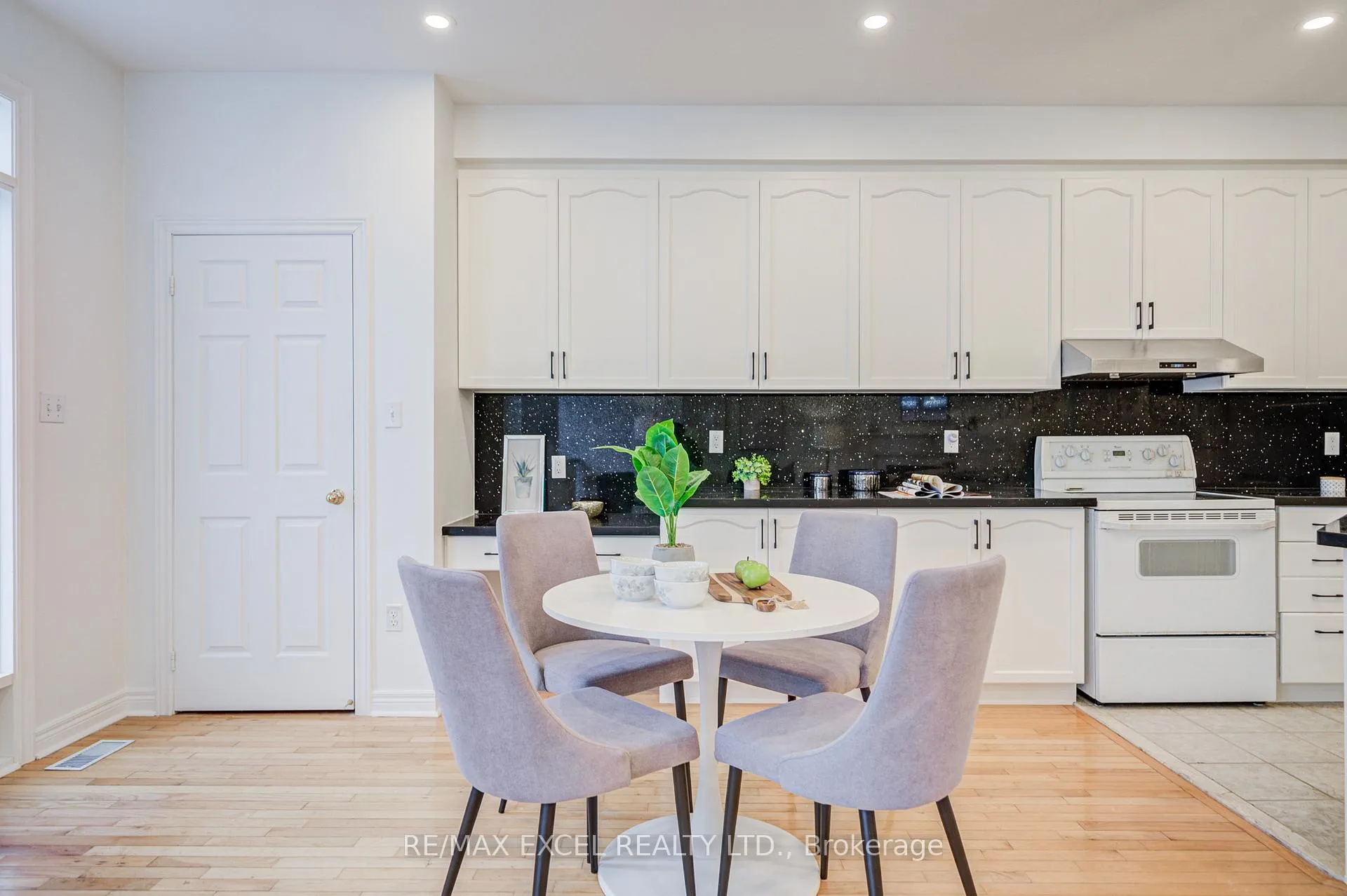 Photo 17 of 13 Sharon Lee Drive, Markham, Berczy — HOMEH