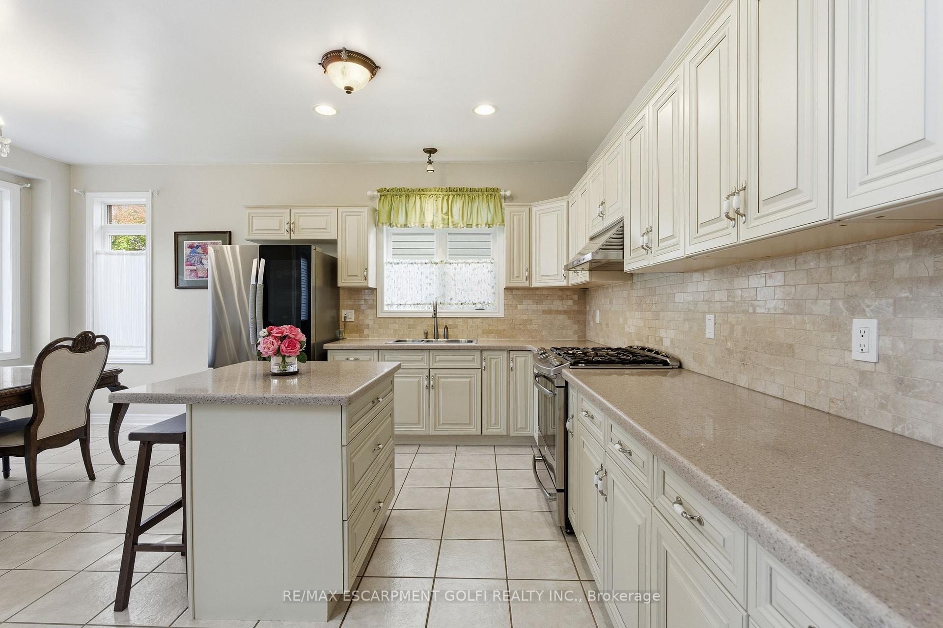 Photo 9 of 57 Yorkshire Drive, Hamilton, Meadowlands — HOMEH