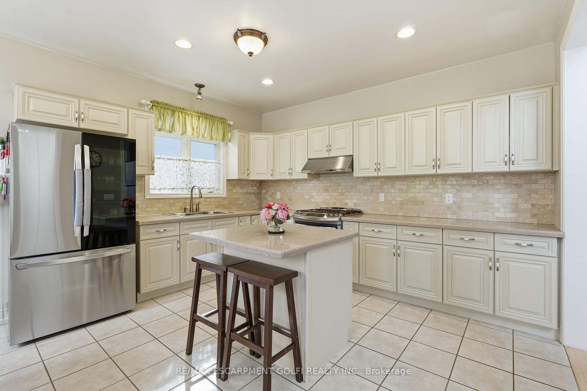 Photo 10 of 57 Yorkshire Drive, Hamilton, Meadowlands — HOMEH