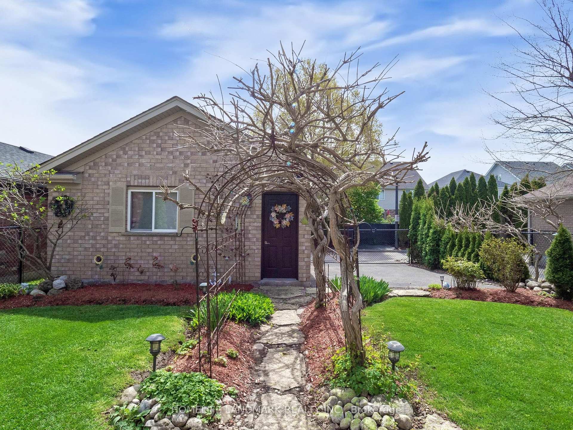 Photo 3 of 79 Clairfields Drive E, Guelph, Pineridge/Westminster Woods — HOMEH