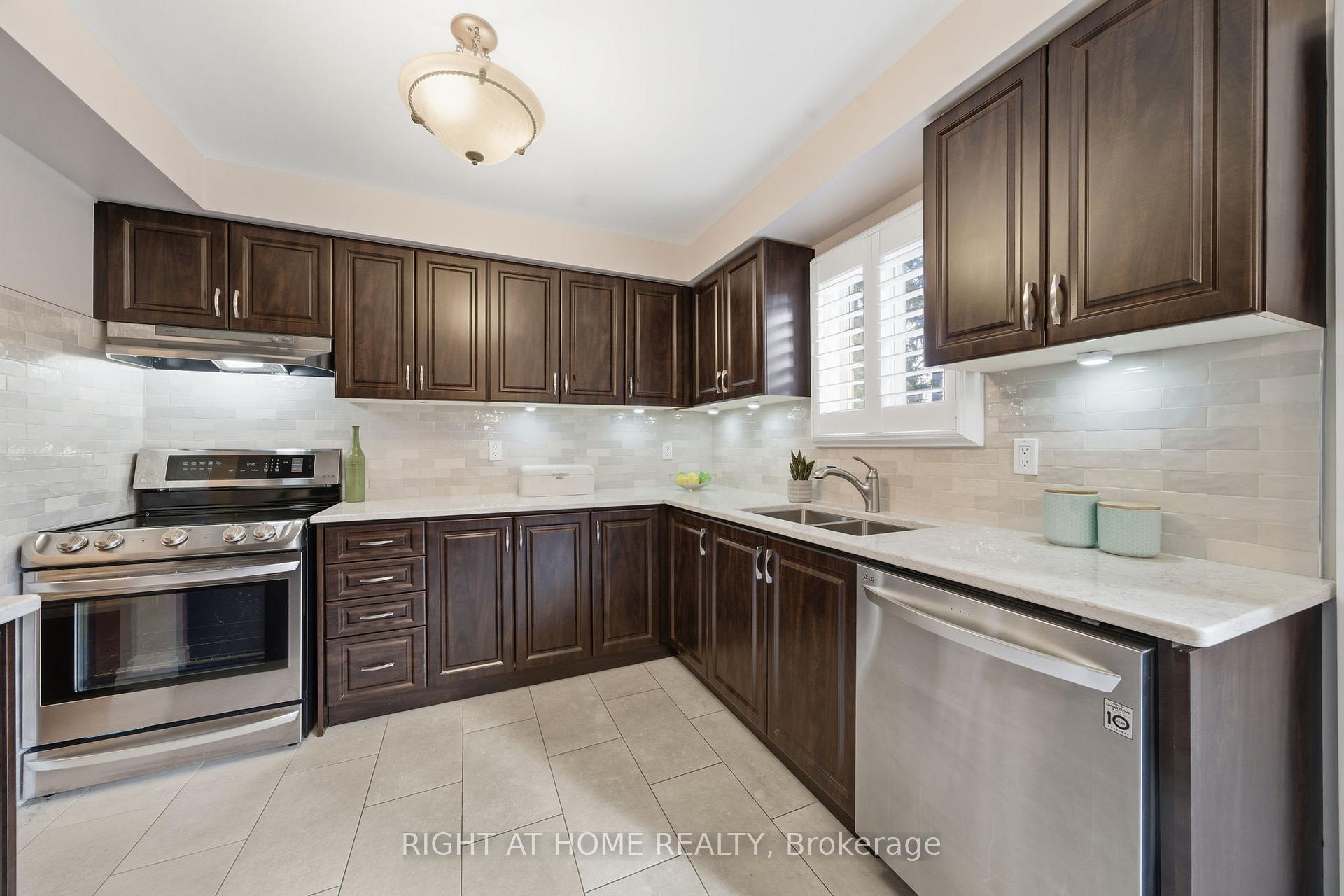 Photo 10 of 5 Wickens Crescent, Ajax, Central West — HOMEH
