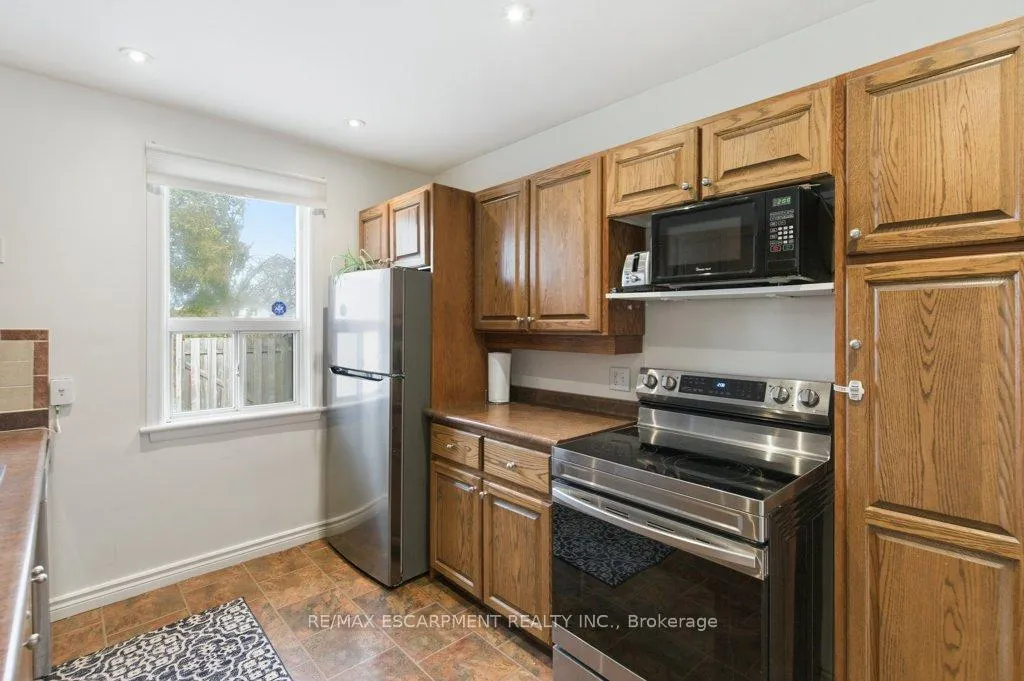 Photo 17 of 52 Sylvia Crescent, Hamilton, Rosedale — HOMEH