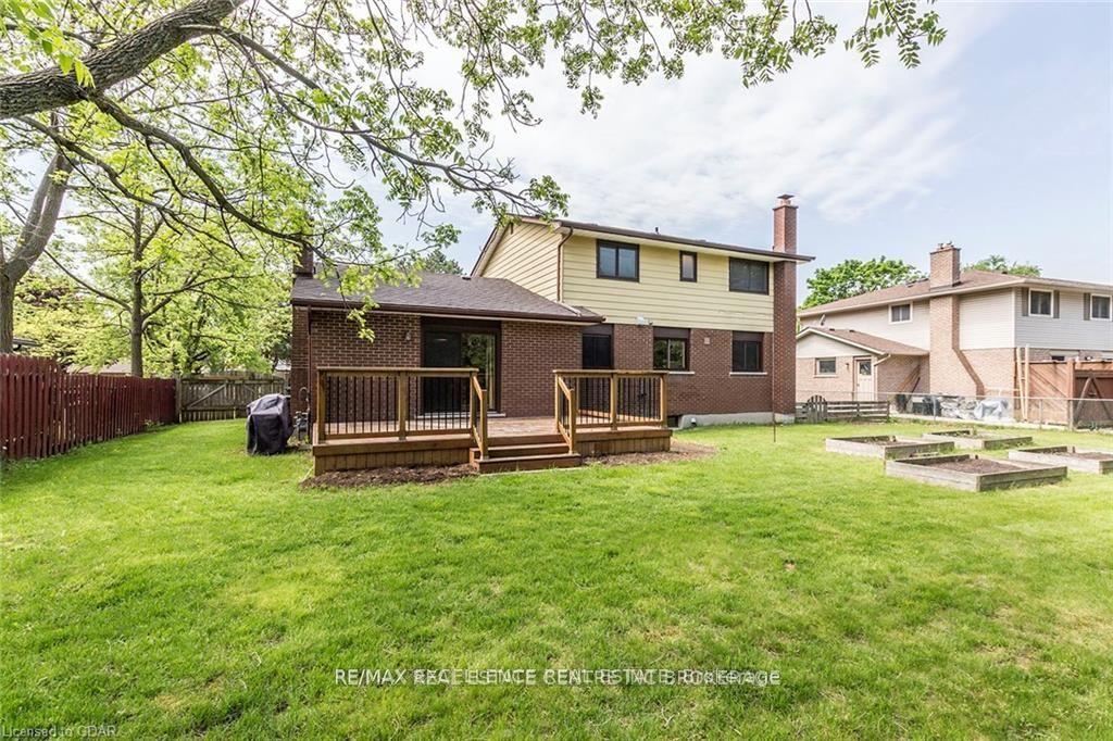Photo 4 of 14 Renfrew Place, Guelph, Kortright West — HOMEH