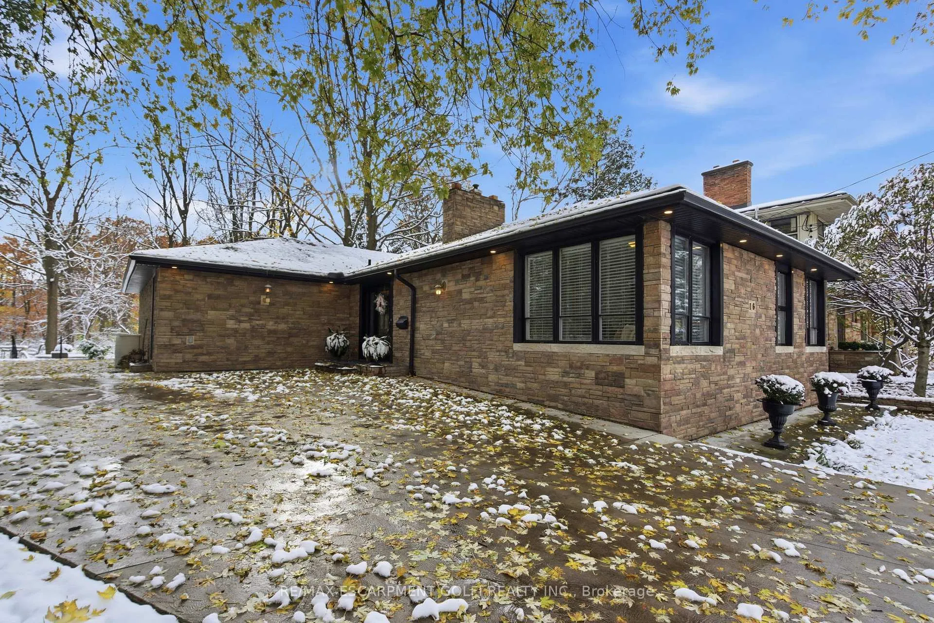Photo 2 of 16 Freeland Court, Hamilton, Westdale — HOMEH