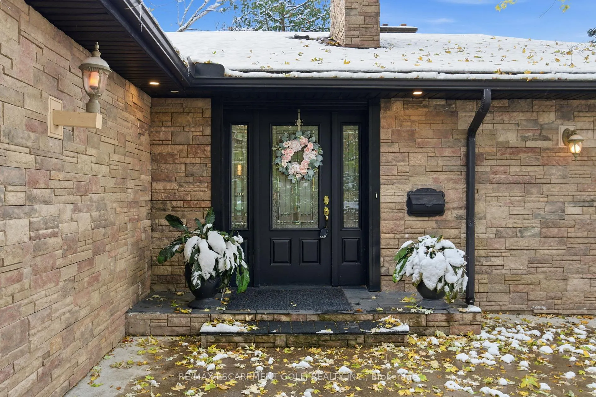 Photo 3 of 16 Freeland Court, Hamilton, Westdale — HOMEH