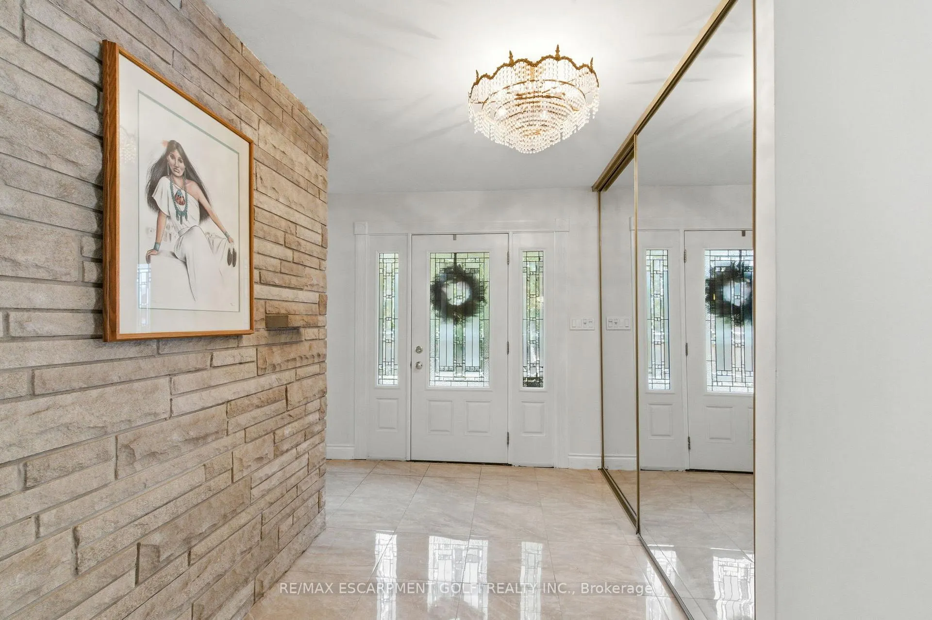 Photo 4 of 16 Freeland Court, Hamilton, Westdale — HOMEH