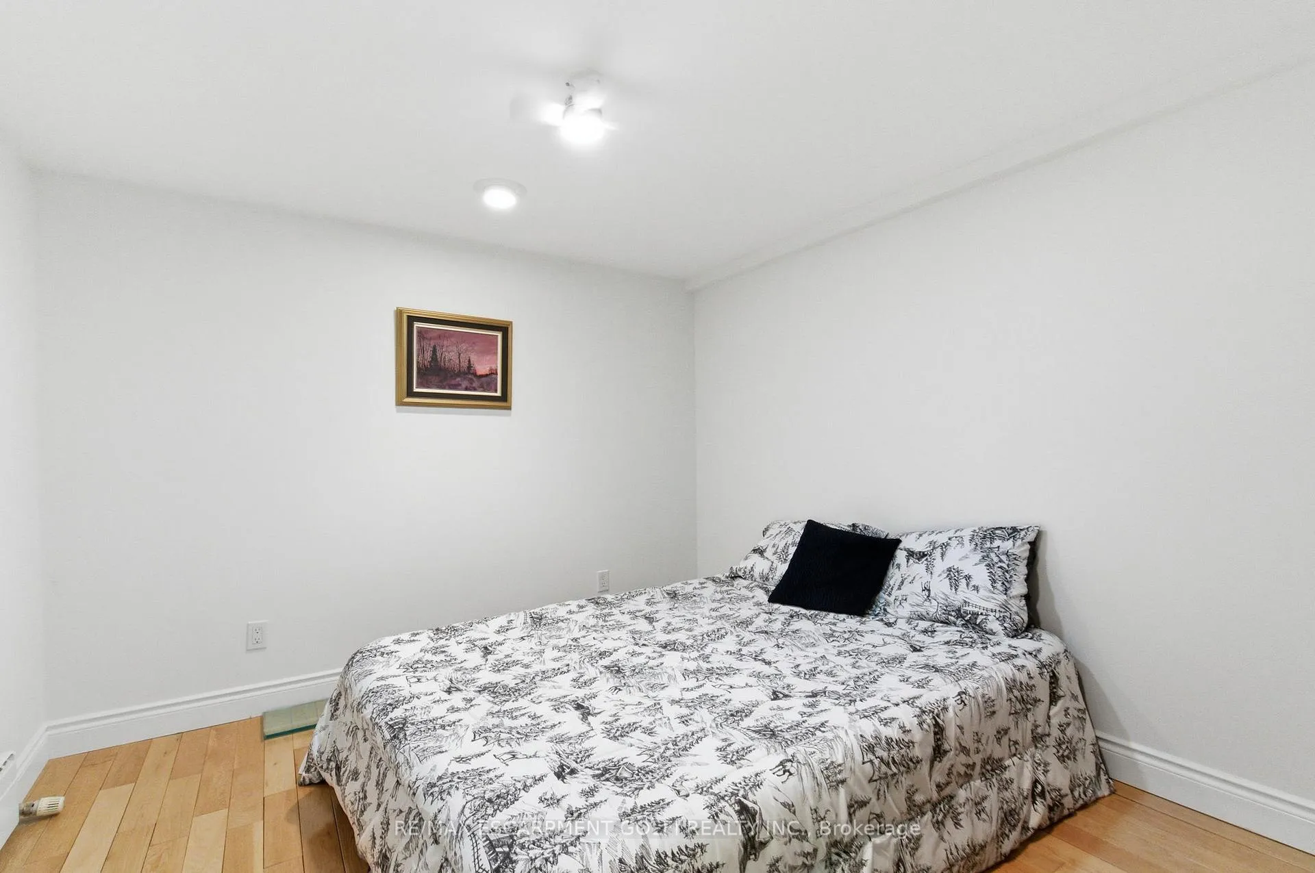 Photo 32 of 16 Freeland Court, Hamilton, Westdale — HOMEH