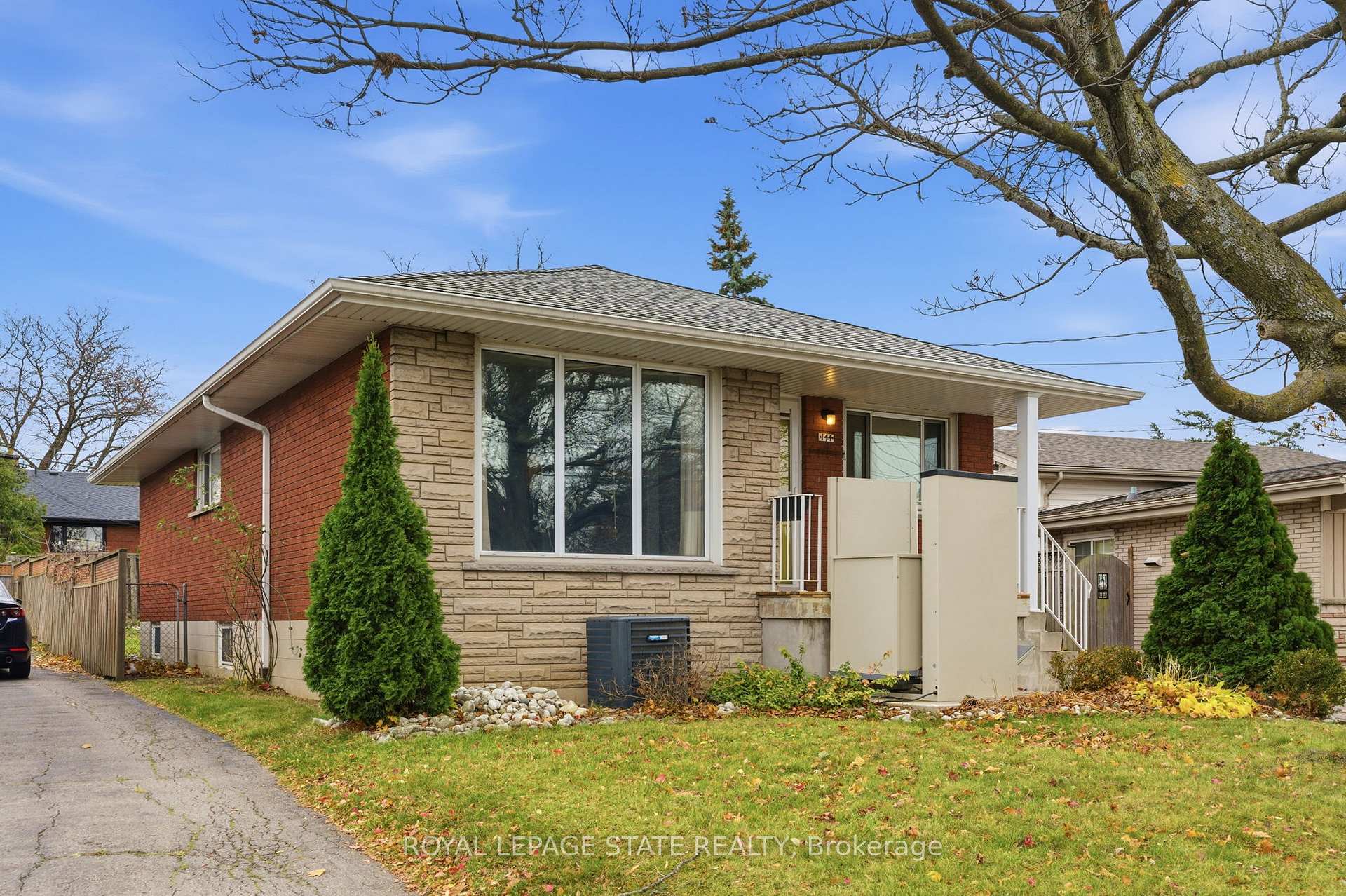 Photo 2 of 144 Hoover Crescent, Hamilton, Balfour — HOMEH