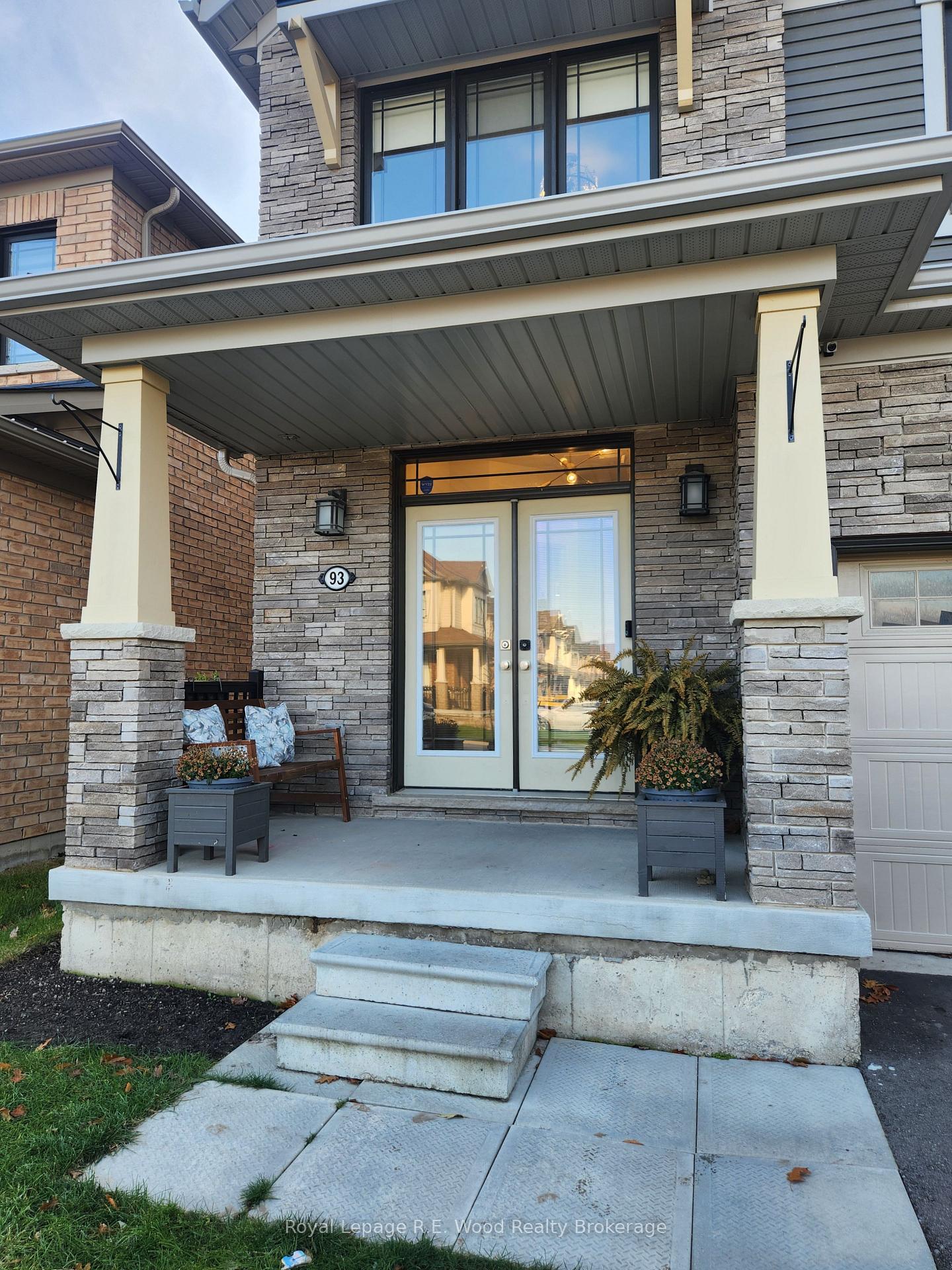 Photo 3 of 93 Cactus Crescent, Hamilton, Stoney Creek Mountain — HOMEH