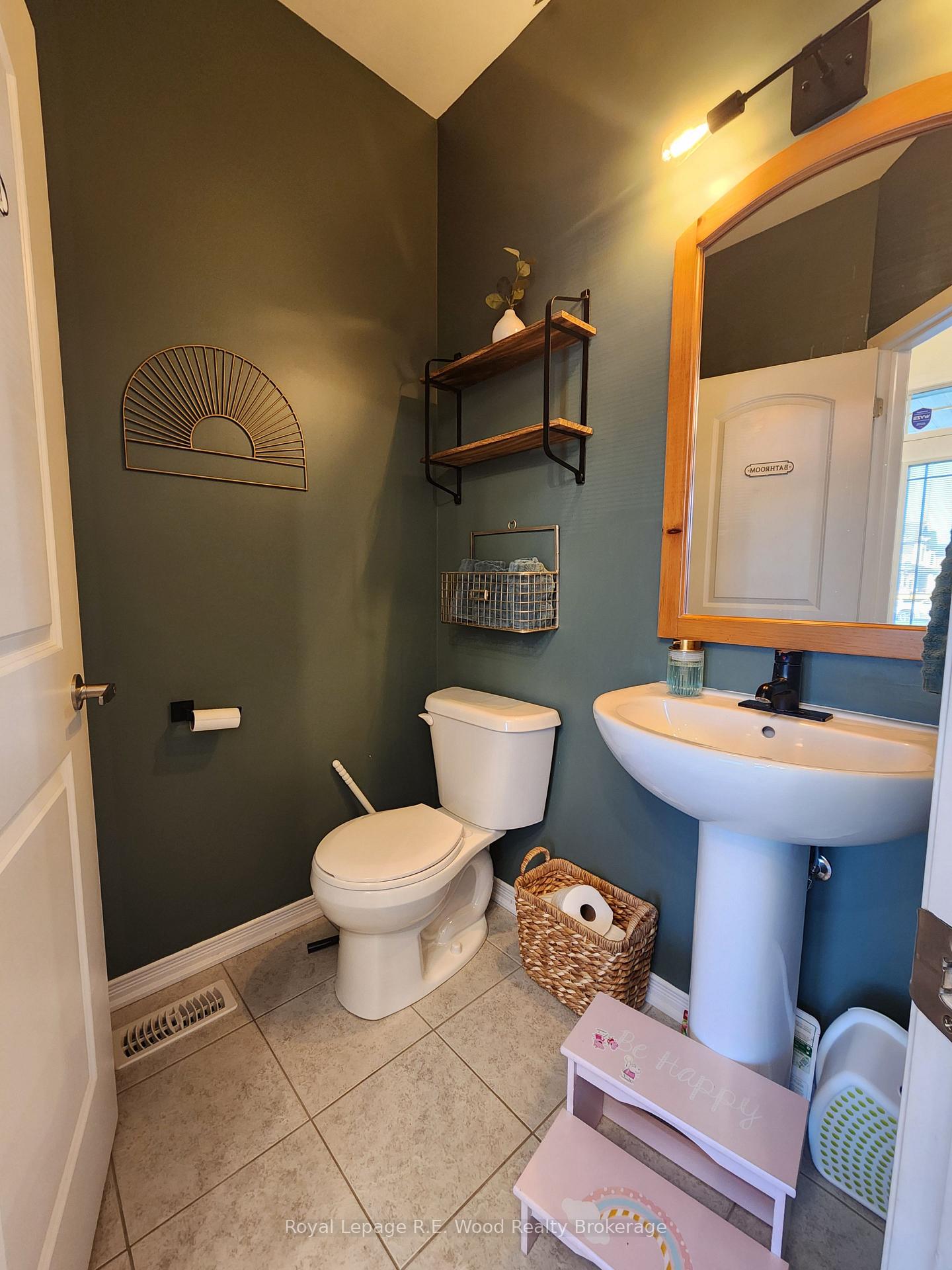 Photo 16 of 93 Cactus Crescent, Hamilton, Stoney Creek Mountain — HOMEH