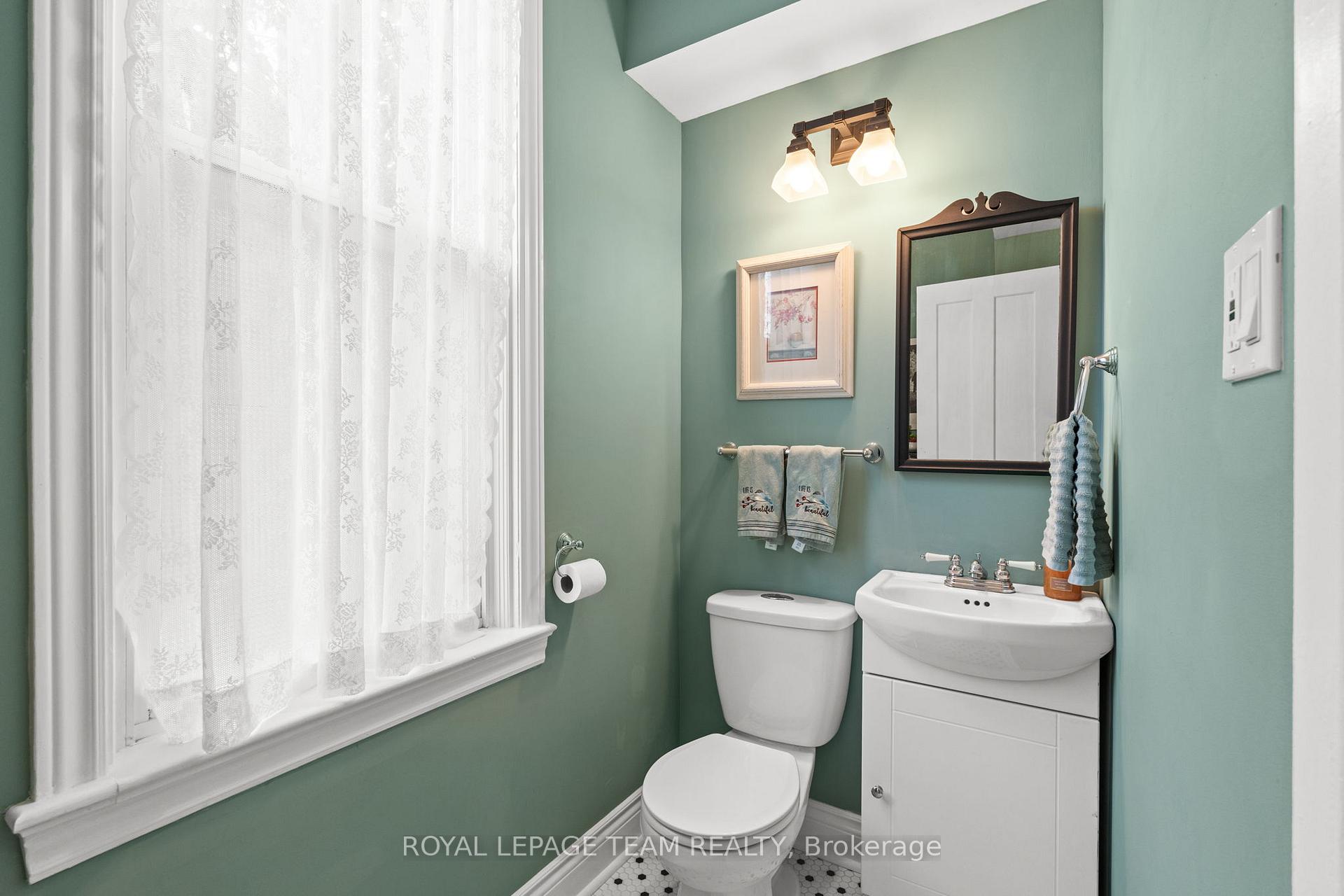 Photo 13 of 82 Lake Avenue E, Carleton Place — HOMEH
