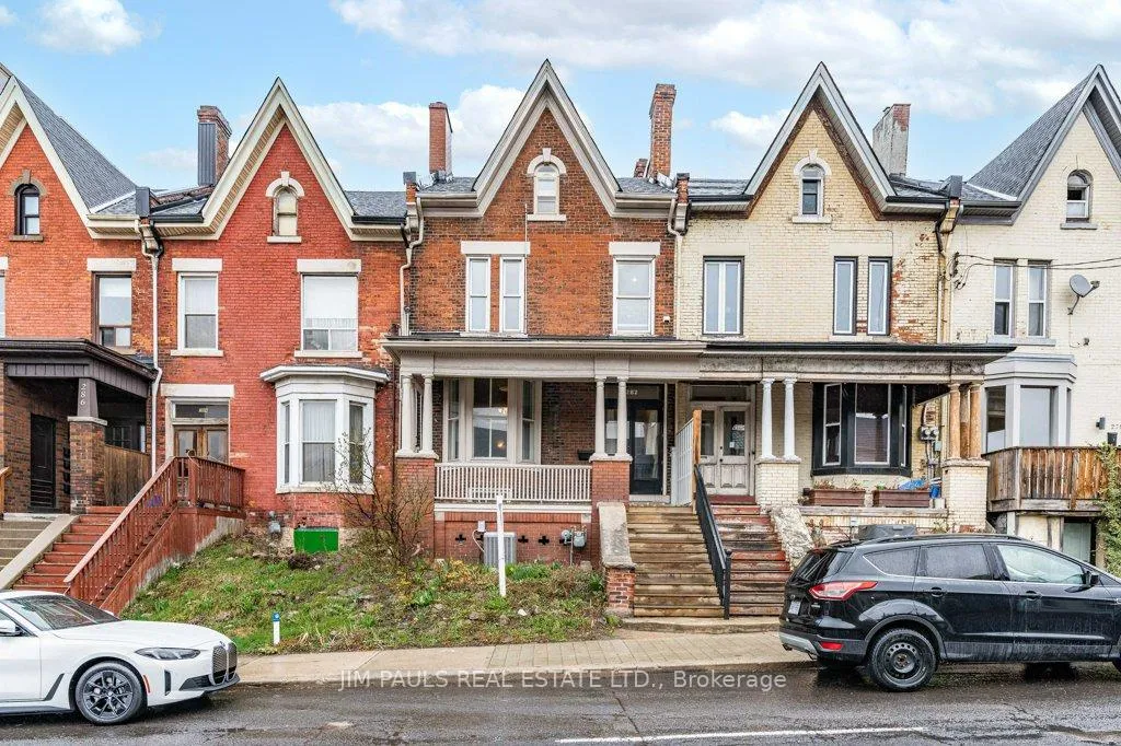 Front of 282 Main Street W
