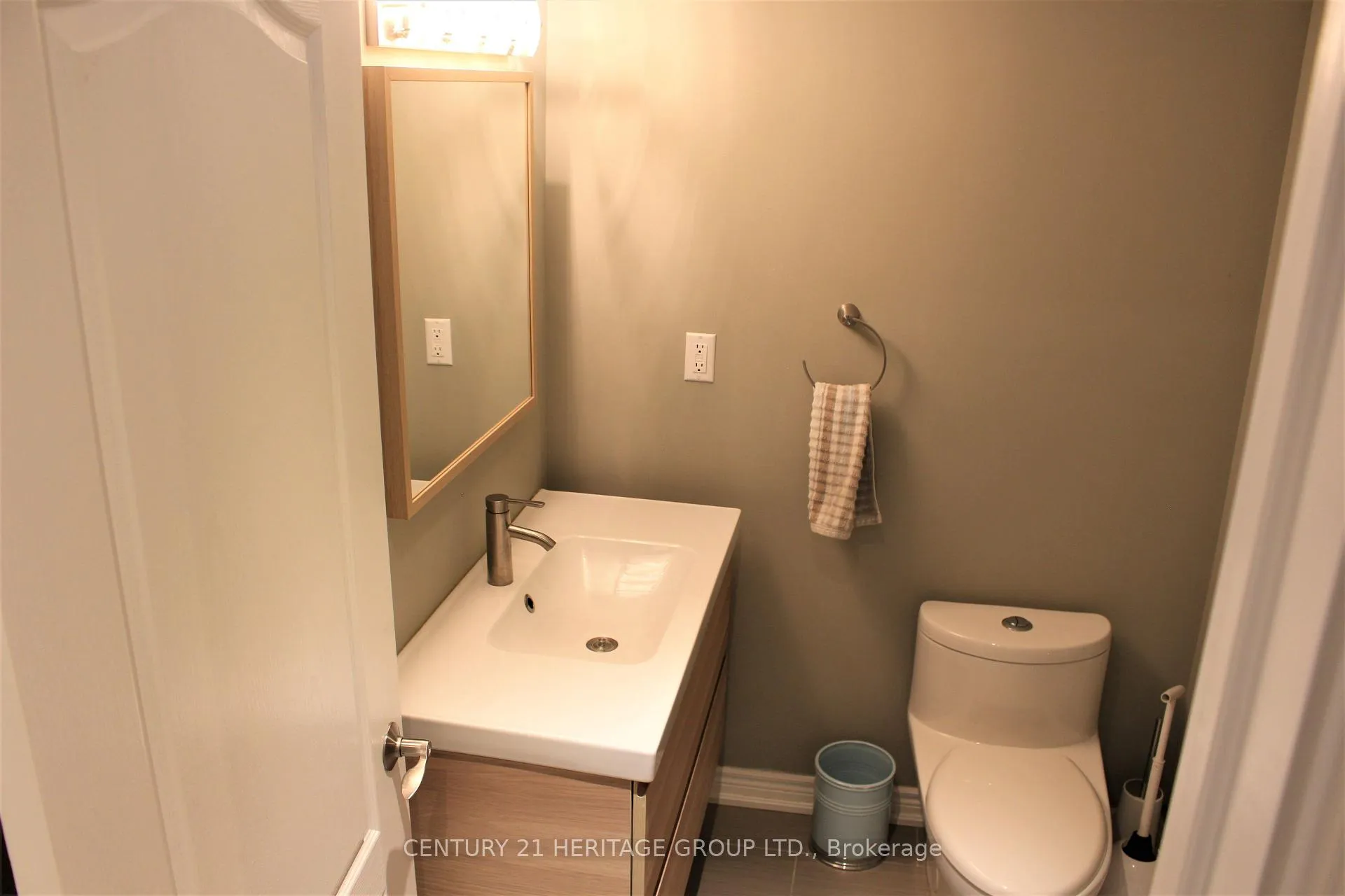 Photo 28 of 185 River Ridge Boulevard, Aurora, Bayview Northeast — HOMEH