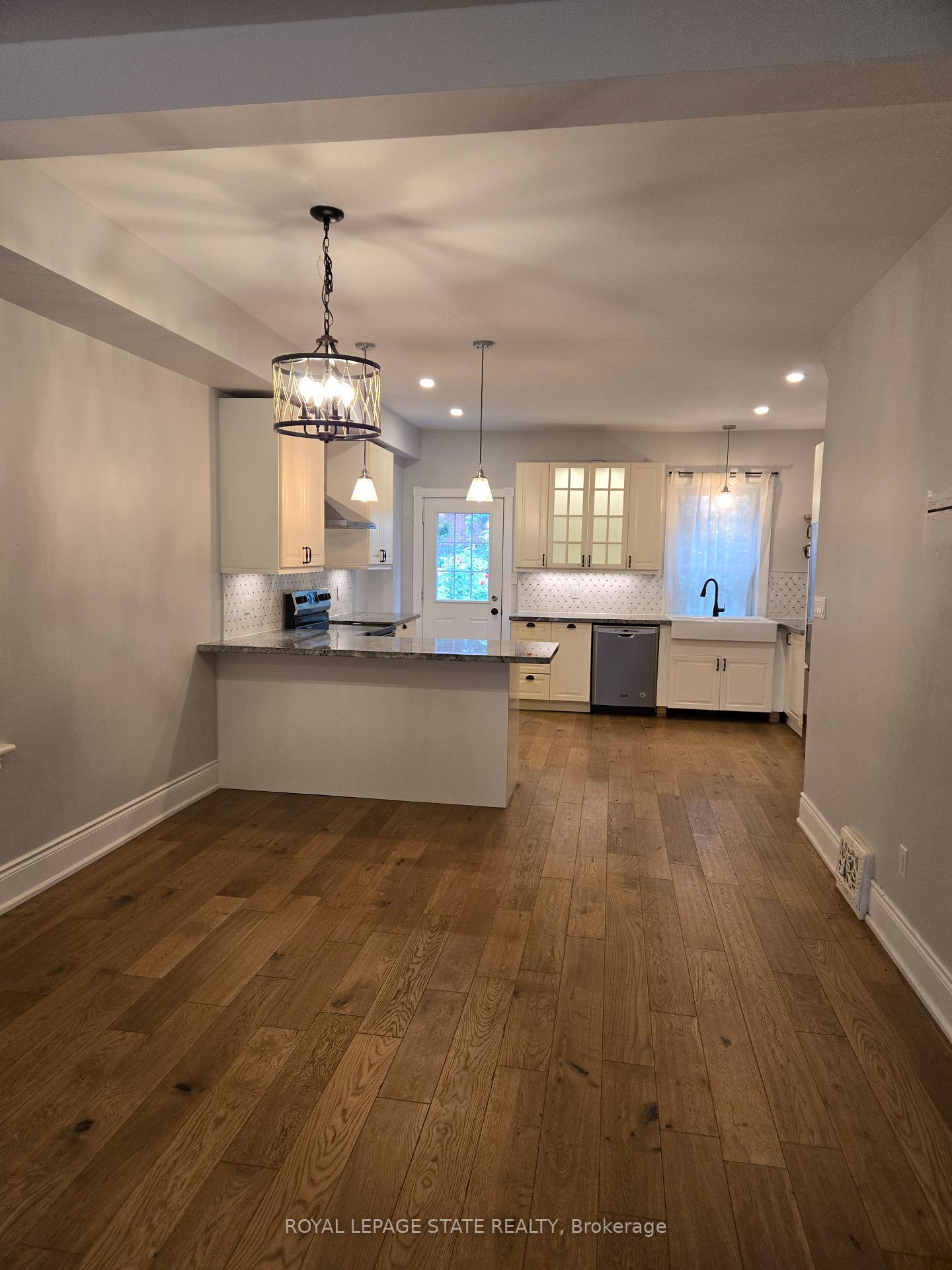 Photo 2 of 22 Burlington Street E, Hamilton, North End — HOMEH