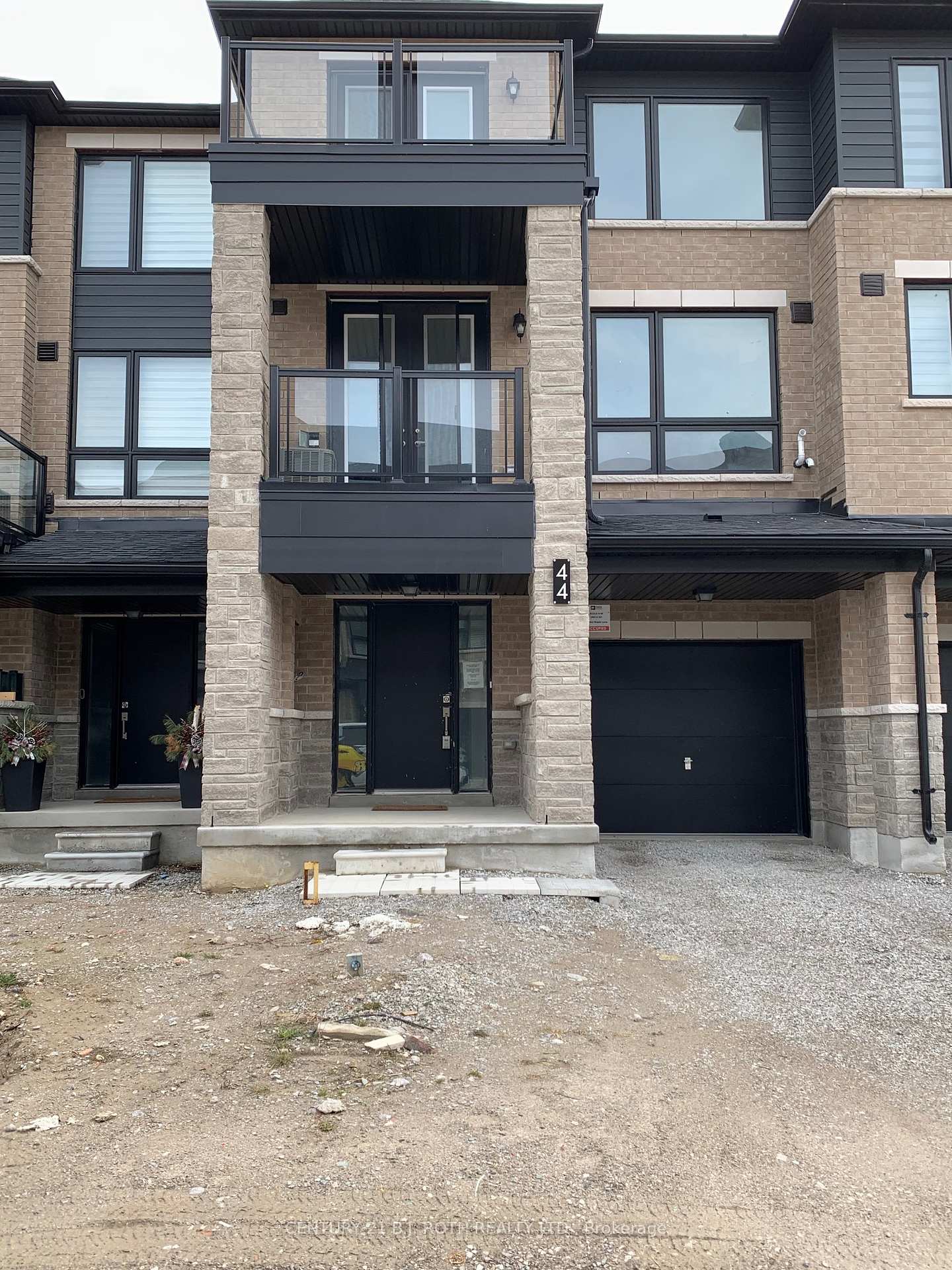 Photo 2 of 44 Red Maple Lane, Barrie, Innis-Shore — HOMEH