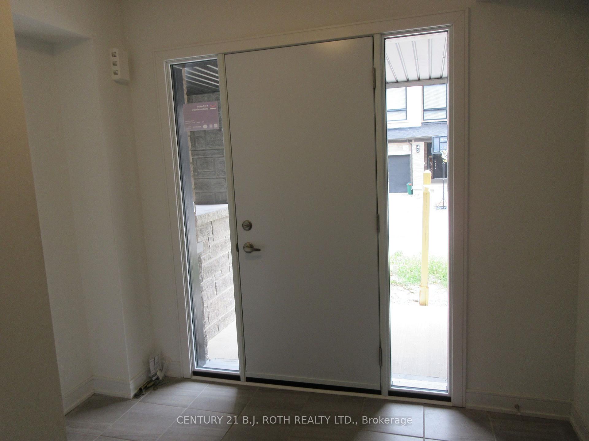 Photo 4 of 44 Red Maple Lane, Barrie, Innis-Shore — HOMEH