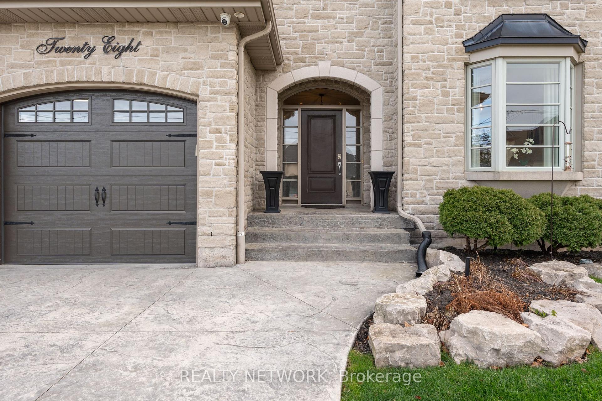 Photo 3 of 28 Southmeadow Crescent, Hamilton, Stoney Creek — HOMEH