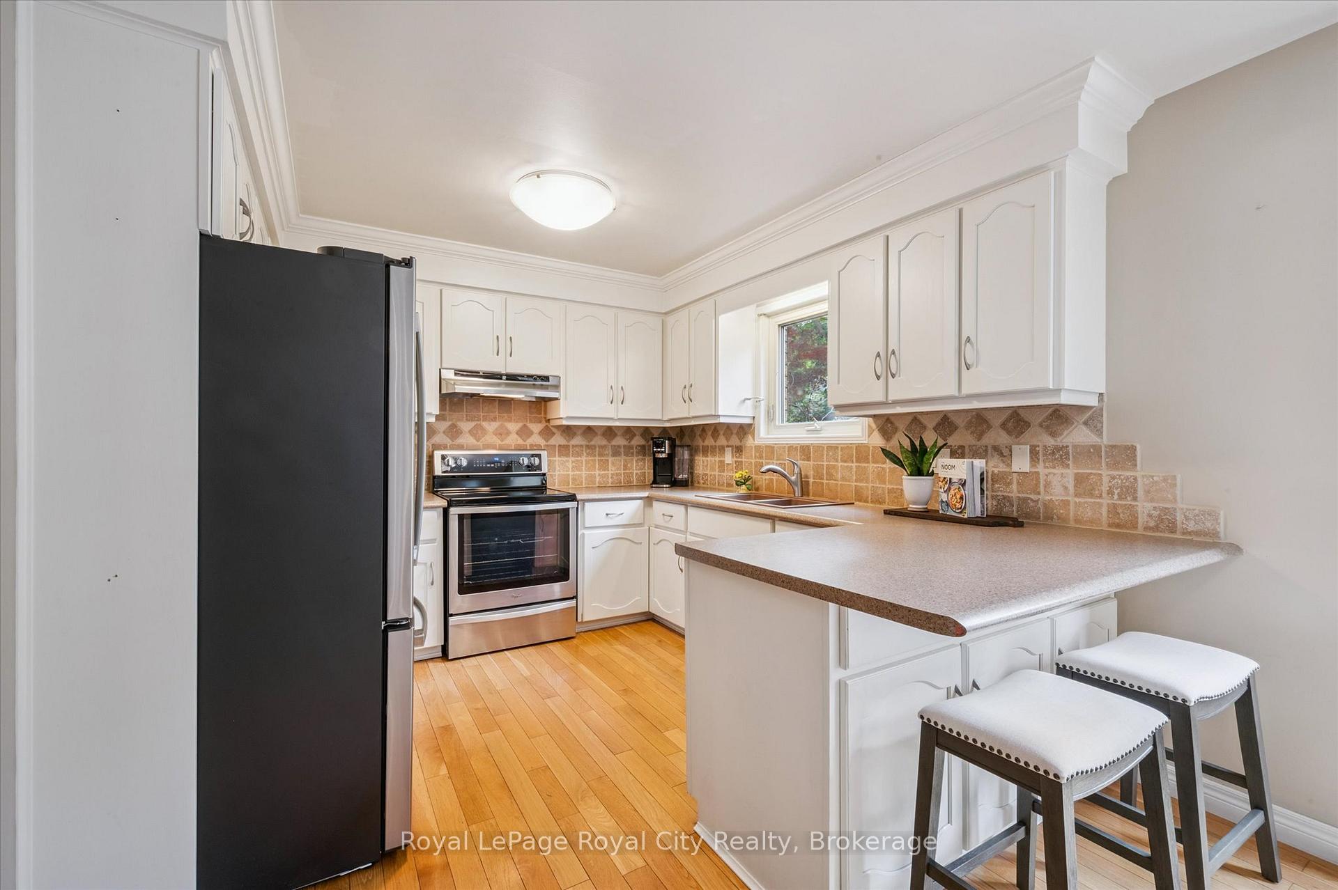 Photo 12 of 8 Youngman Drive, Guelph, Kortright West — HOMEH