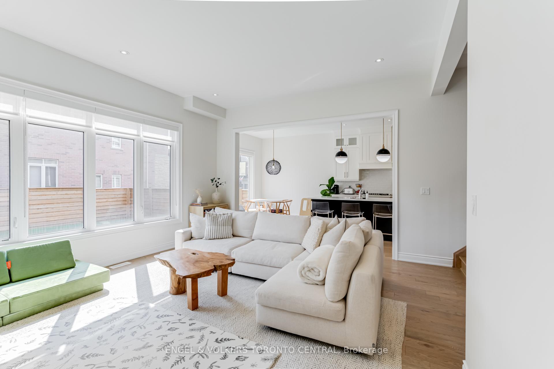 Photo 9 of 89 Maple Fields Circle, Aurora, Aurora Estates — HOMEH